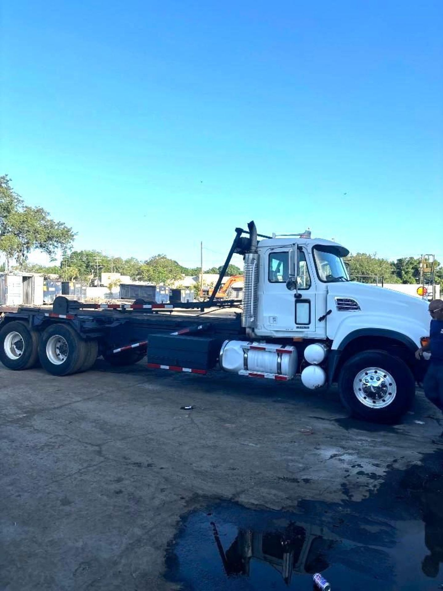 2006 MACK CV713 GRANITE ROLL OFF TRUCK, DIESEL, GVWR RECENTLY REPLACED TRANSMISSION / AC SYSTEM &... - Image 2 of 14