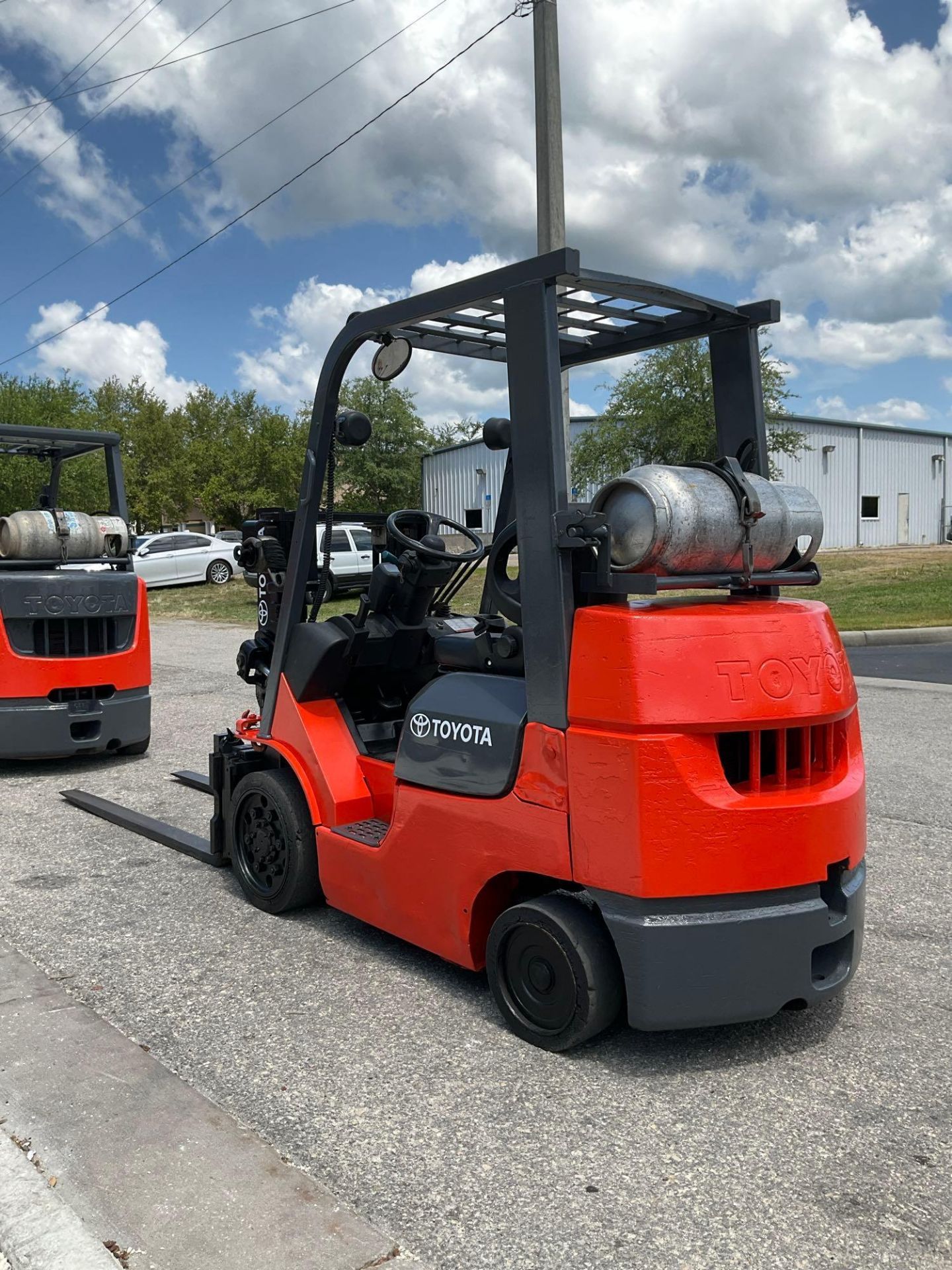 TOYOTA FORKLIFT MODEL 7FGCU25, LP POWERED, APPROX MAX CAPACITY 4700, MAX HEIGHT 80in, TILT, SIDE - Image 3 of 14