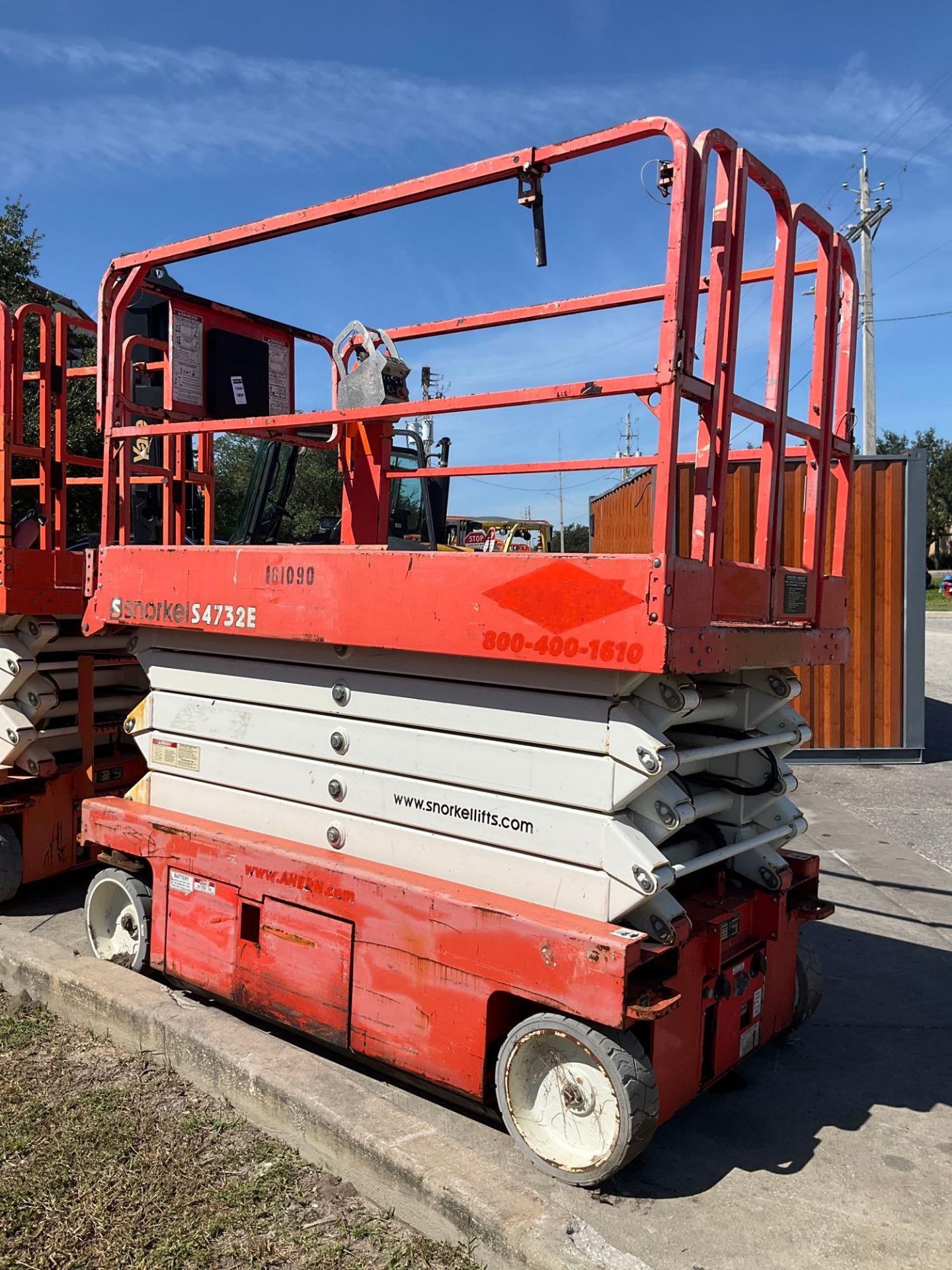 2015...SNORKEL SCISSOR LIFT MODEL S4732E ANSI, ELECTRIC, APPROX MAX PLATFORM HEIGHT, 32FT, NON MA... - Image 6 of 11
