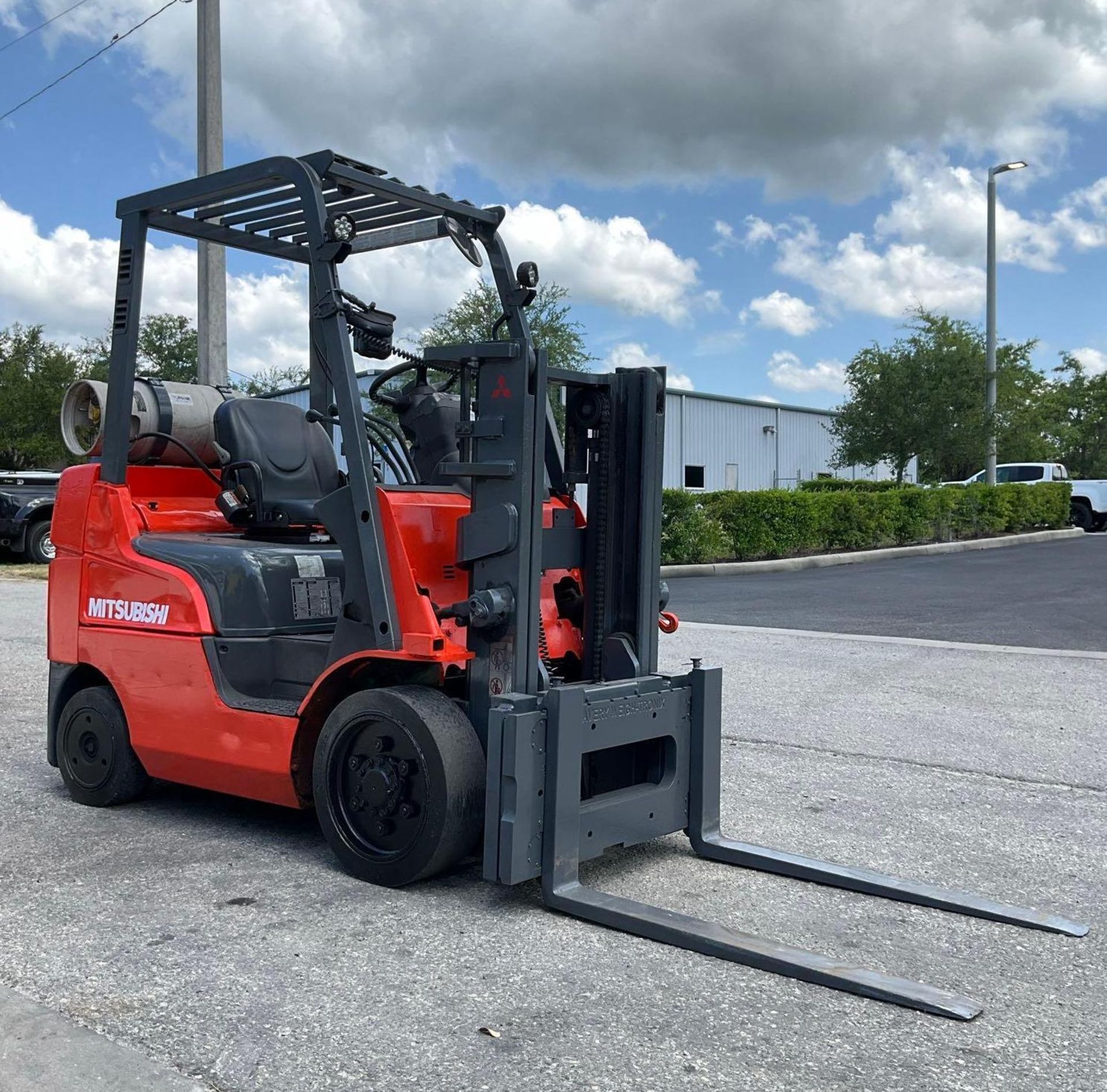 MITSUBISHI FORKLIFT MODEL FGC25N-LP, LP POWERED, APPROX MAX CAPACITY 5000LBS - Image 2 of 13