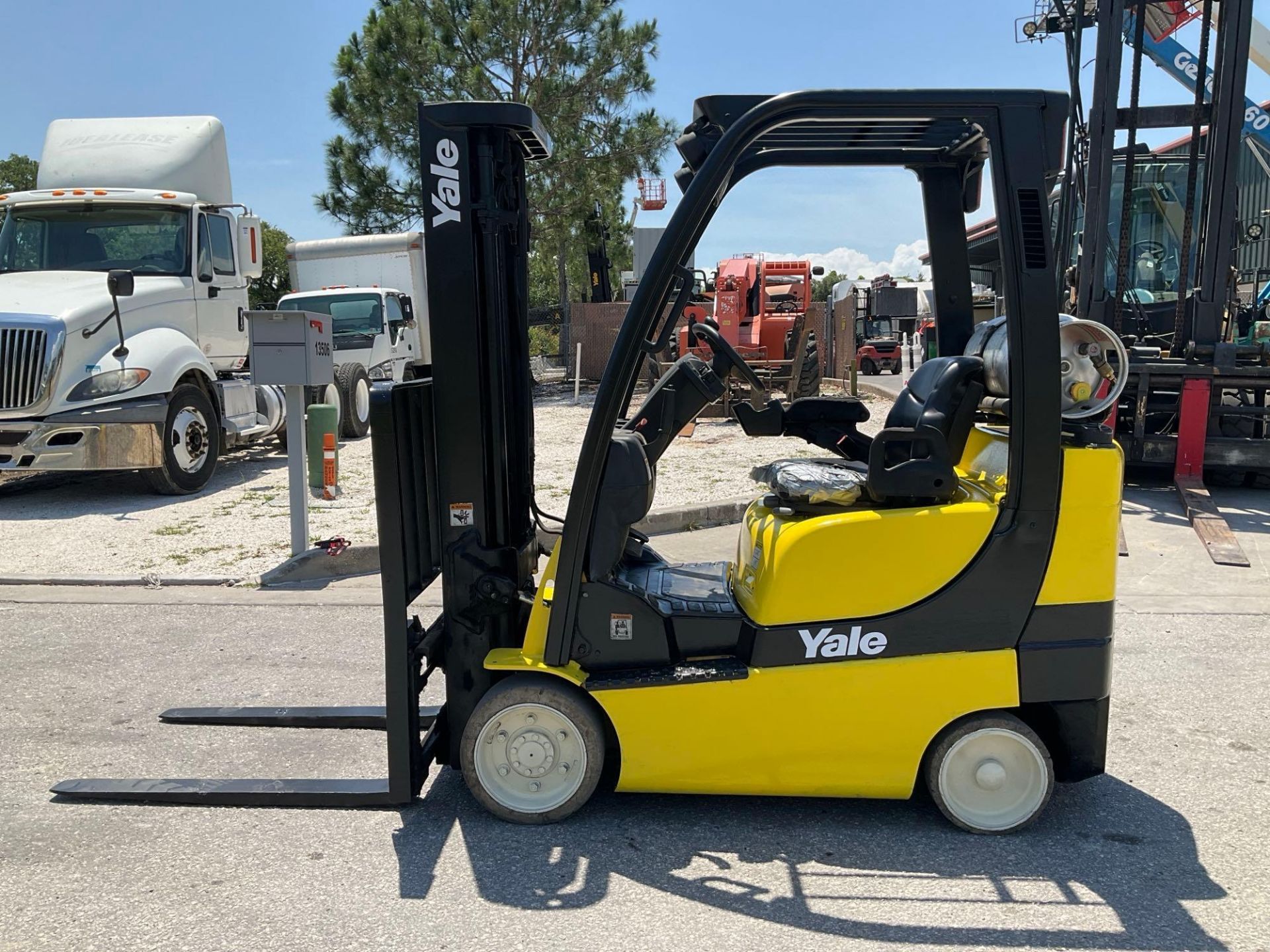 YALE FORKLIFT MODEL GLC040SVXNUSE082, LP POWERED, APPROX MAX CAPACITY 3750LBS, MAX HEIGHT 187?, T... - Image 6 of 13