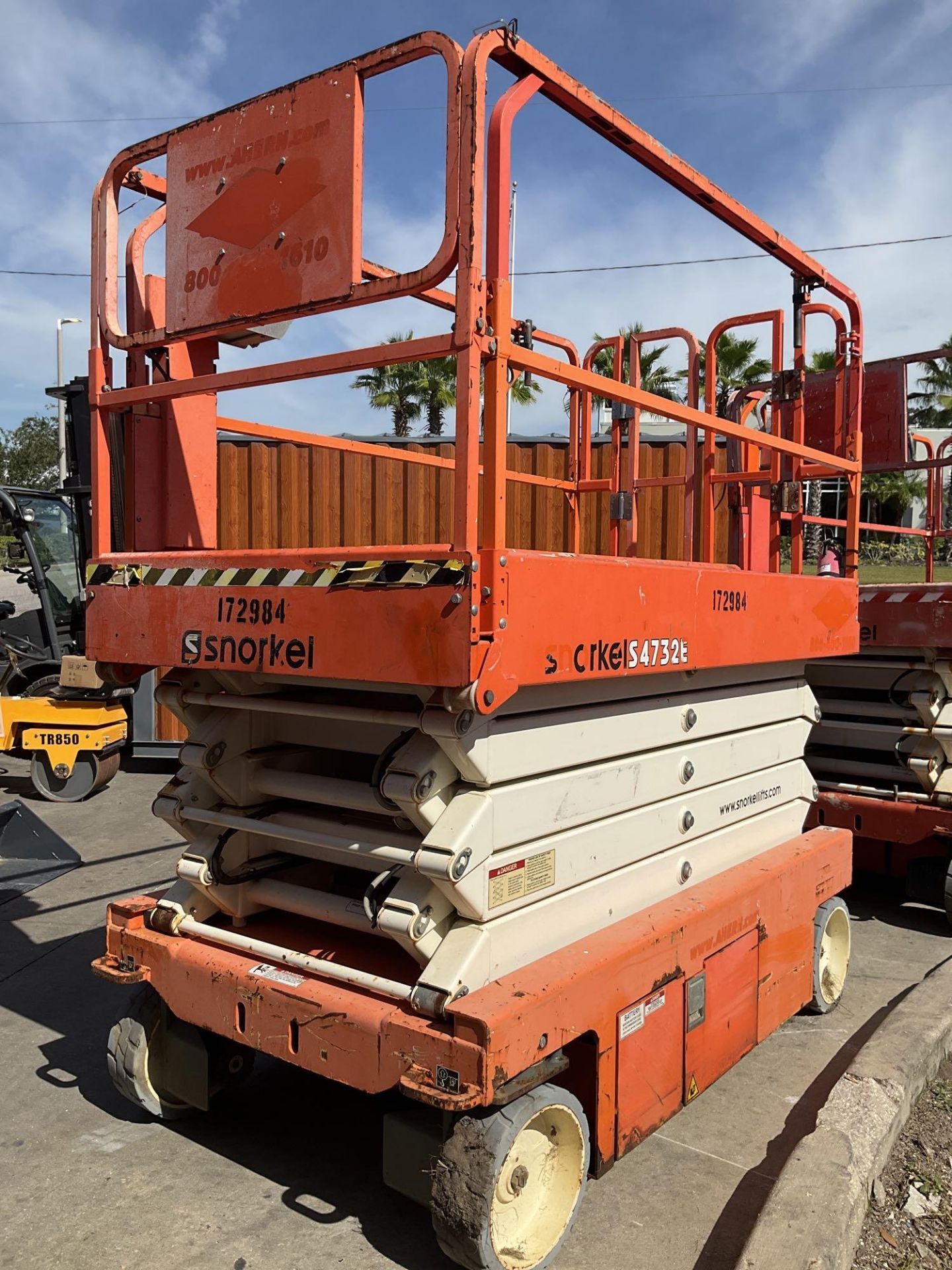 2016 SNORKEL SCISSOR LIFT MODEL S4732E ANSI, ELECTRIC, APPROX MAX PLATFORM HEIGHT, 32FT, NON MARK... - Image 6 of 12