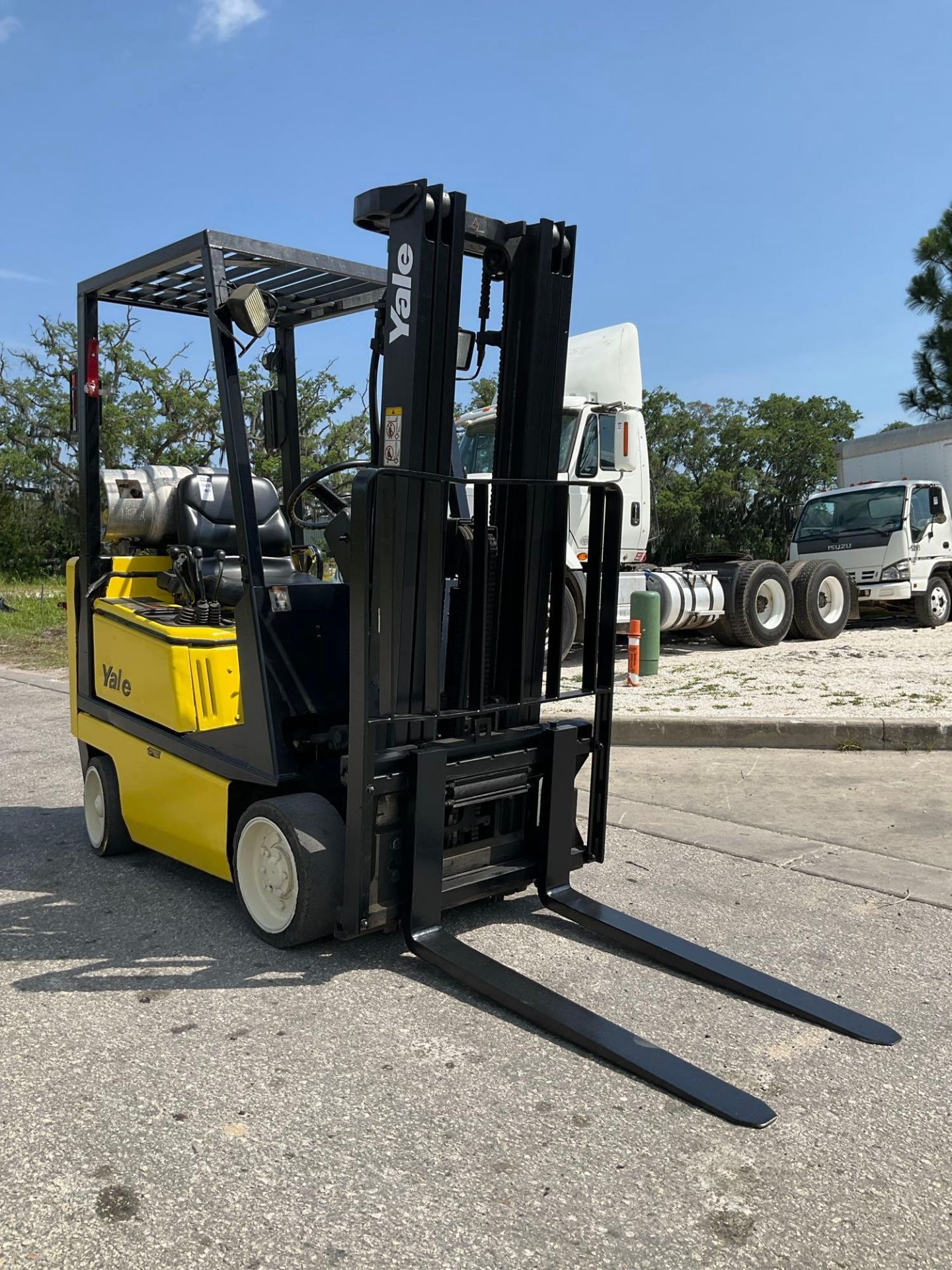 YALE FORKLIFT MODEL GLC030AFNUAE082, LP POWERED, APPROX MAX CAPACITY 2750LBS, APPROX MAX HEIGHT 1... - Image 7 of 13
