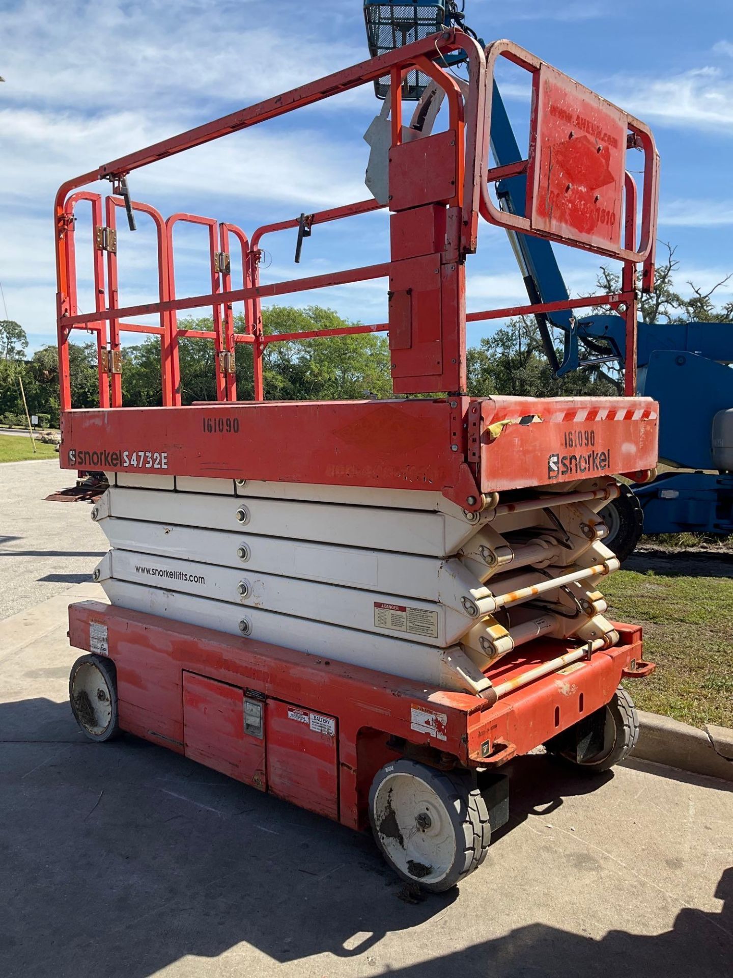2015...SNORKEL SCISSOR LIFT MODEL S4732E ANSI, ELECTRIC, APPROX MAX PLATFORM HEIGHT, 32FT, NON MA... - Image 3 of 11