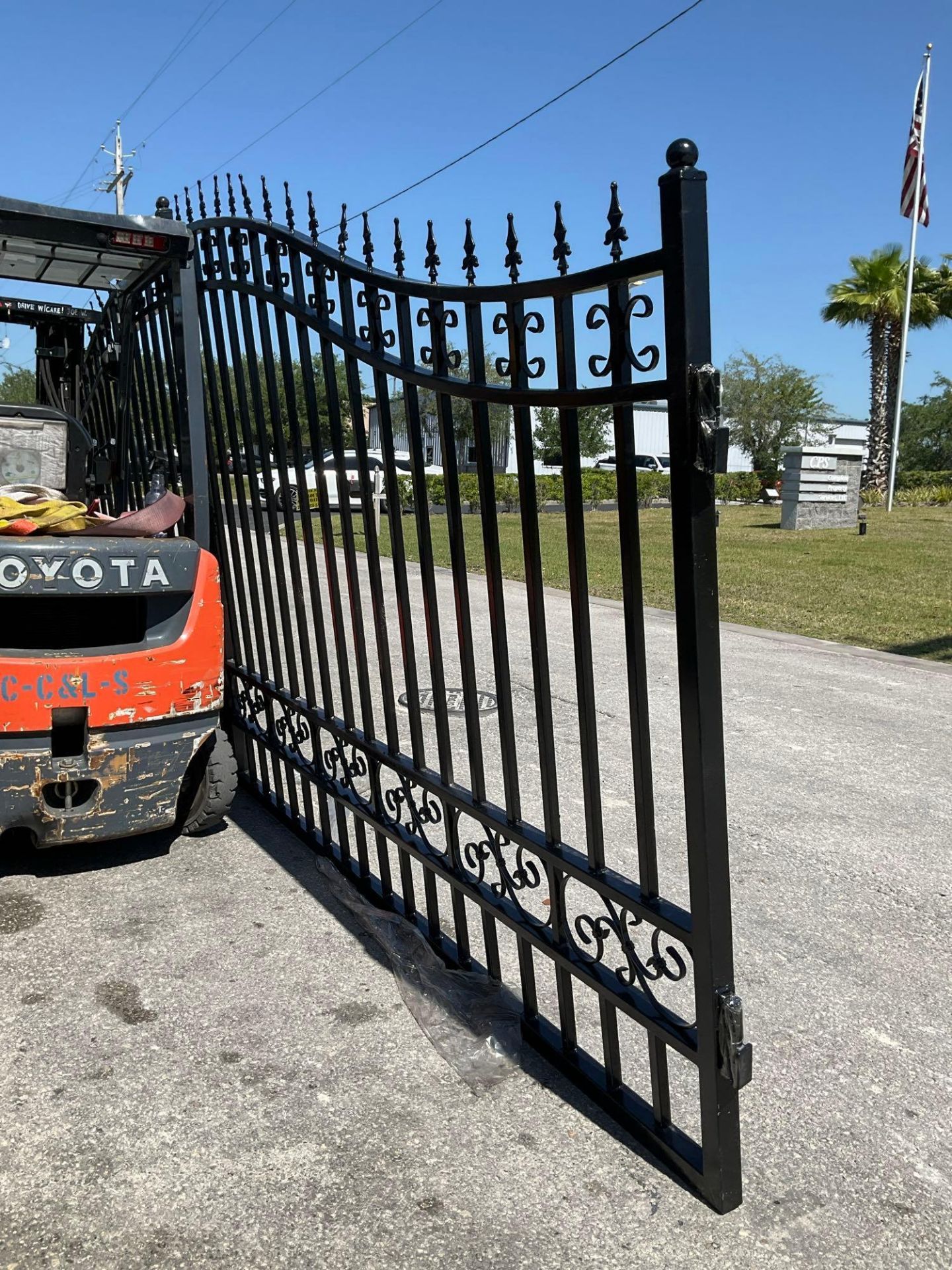 SET OF UNUSED GREAT BEAR 20FT BI PARTING WROUGHT IRON GATES, 10FT EACH PIECE (20' TOTAL WIDTH). 2 - Image 4 of 5