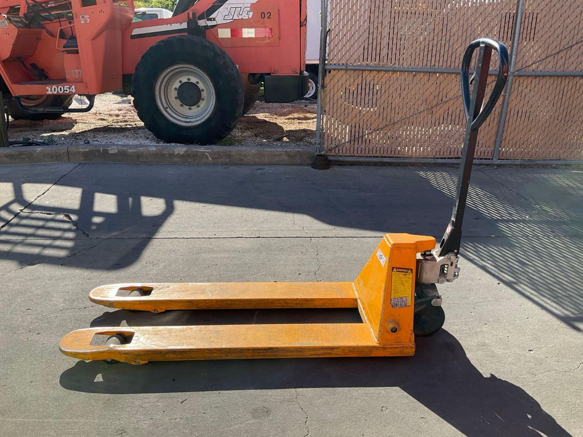 XILIN HYDRAULIC PALLET JACK MODEL XET55, APPROX MAX CAPACITY 5500LBS - Image 6 of 10