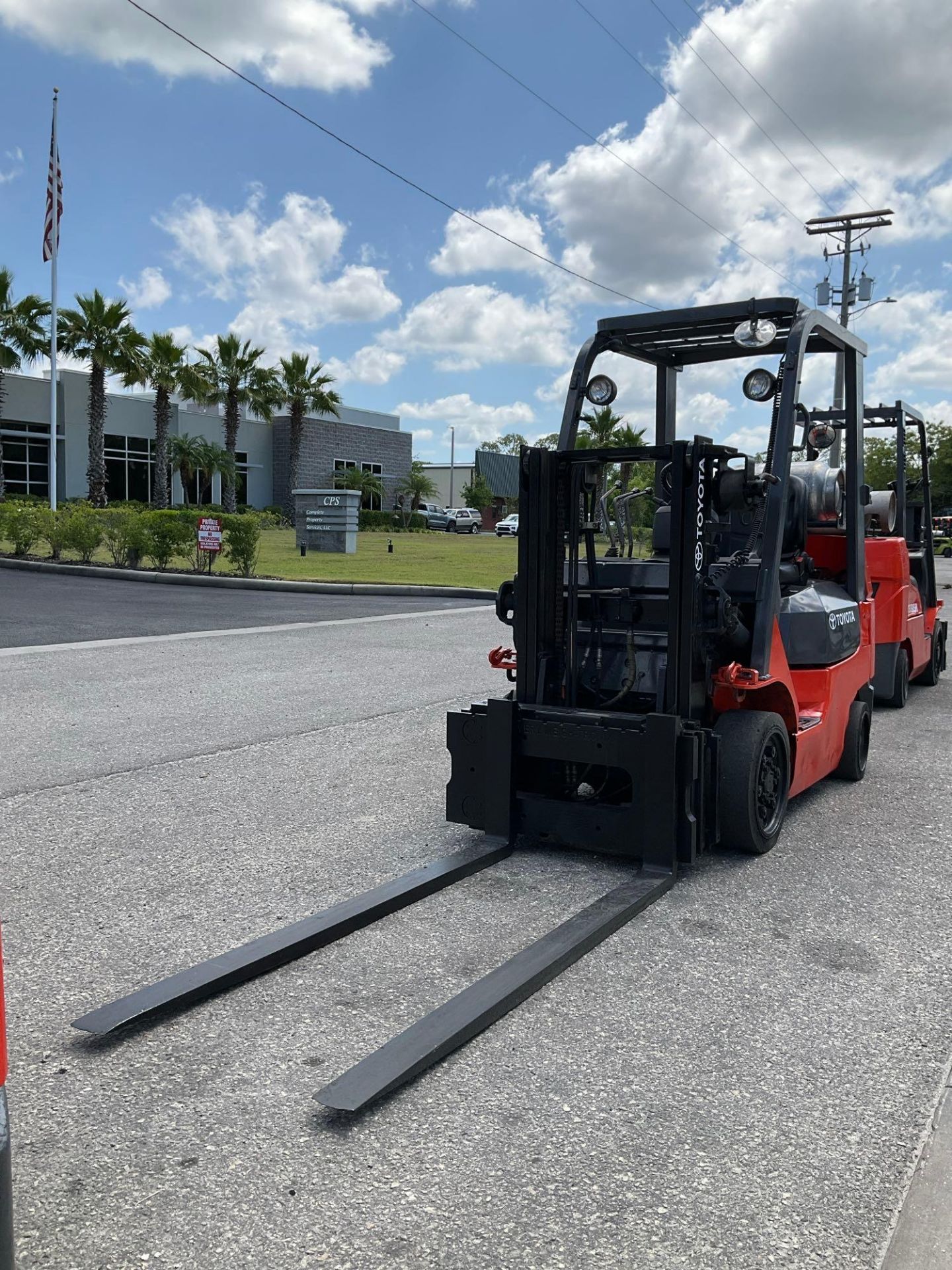 TOYOTA FORKLIFT MODEL 7FGCU25, LP POWERED, APPROX MAX CAPACITY 4700, MAX HEIGHT 80in, TILT, SIDE - Image 9 of 14