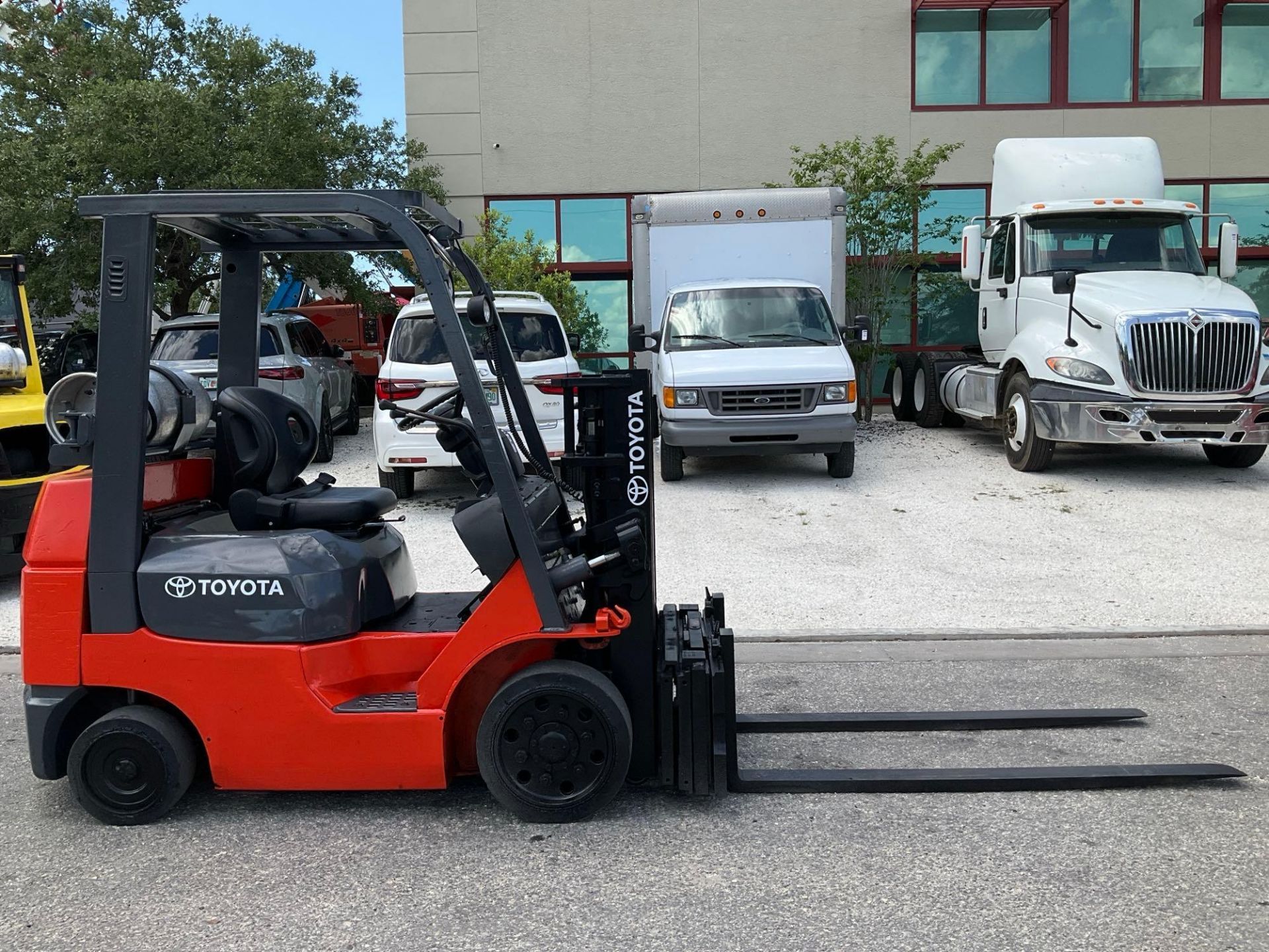 TOYOTA FORKLIFT MODEL 7FGCU25, LP POWERED, APPROX MAX CAPACITY 4700, MAX HEIGHT 80in, TILT, SIDE - Image 6 of 14