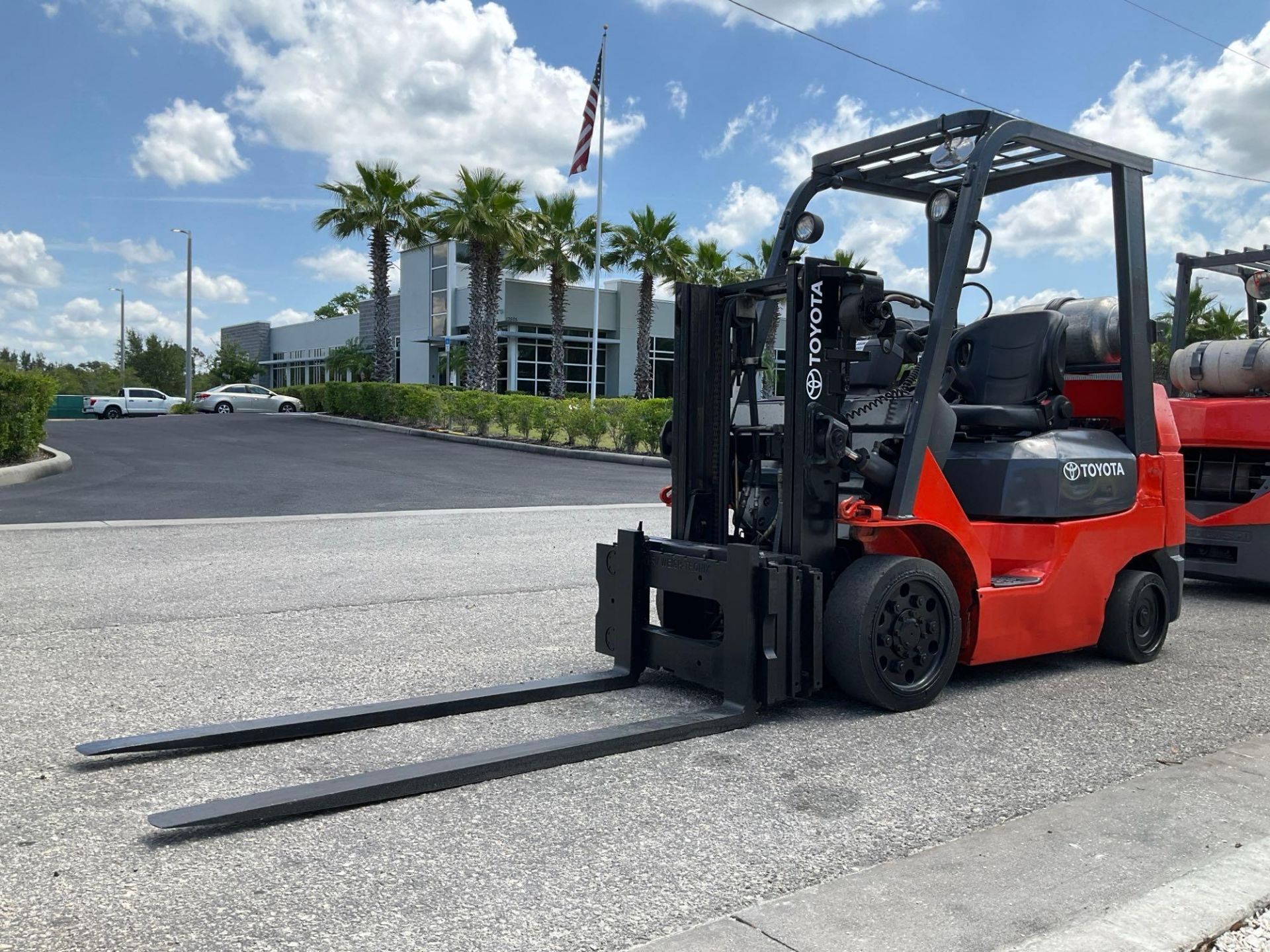 TOYOTA FORKLIFT MODEL 7FGCU25, LP POWERED, APPROX MAX CAPACITY 4700, MAX HEIGHT 80in, TILT, SIDE - Image 2 of 14