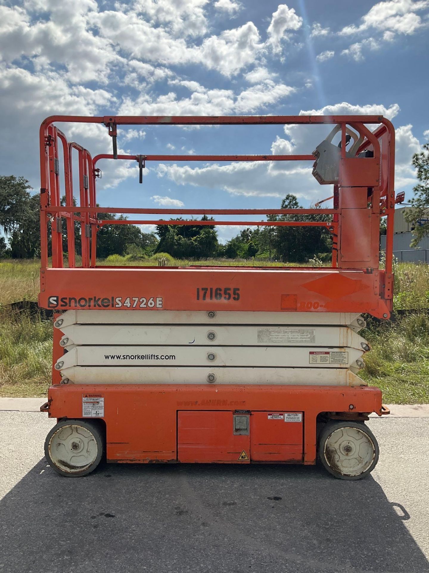 SNORKEL SCISSOR LIFT MODEL S4726E ANSI , ELECTRIC, APPROX MAX PLATFORM HEIGHT 26FT, NON MARKING T... - Image 2 of 11
