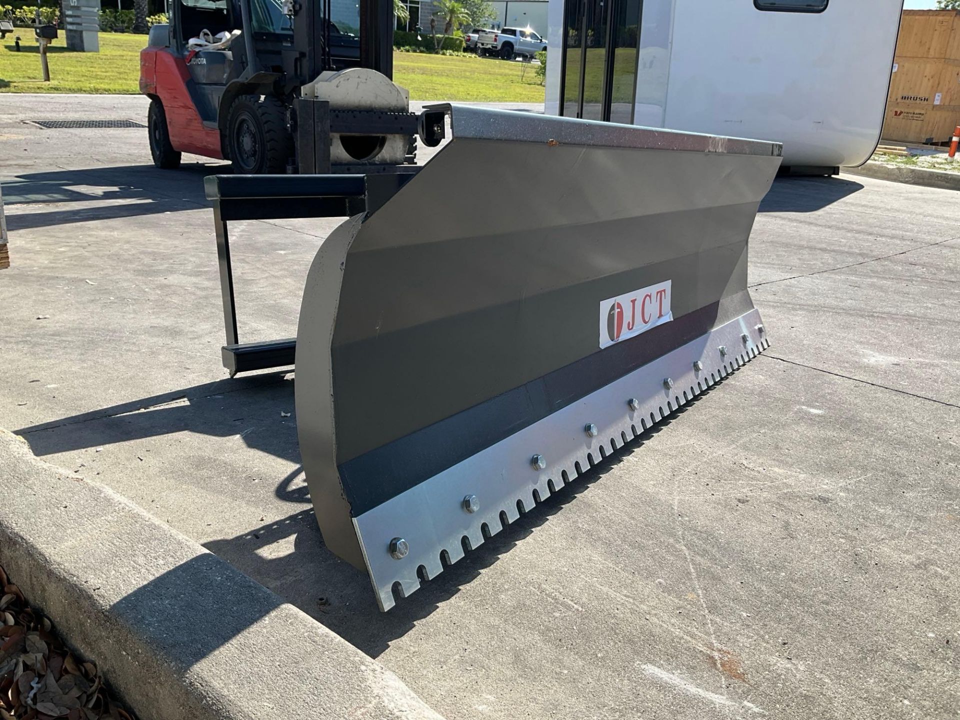 UNUSED JCT DOZER BLADE ATTACHMENT FOR UNIVERSAL SKID STEER , APPROX 72in - Image 3 of 6