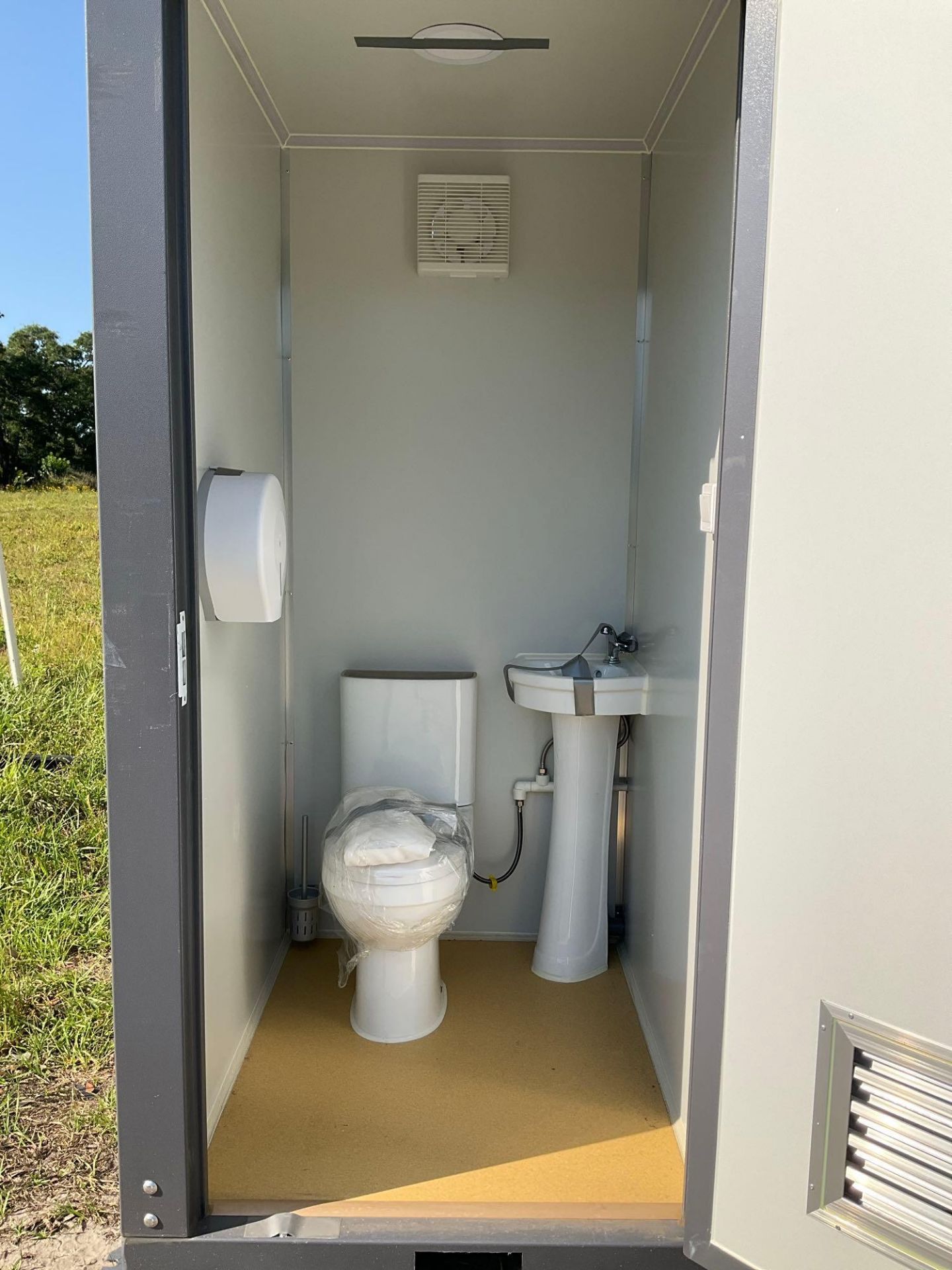 UNUSED PORTABLE DOUBLE BATHROOM UNIT, 2 STALLS, ELECTRIC & PLUMBING HOOK UP WITH EXTERIOR PLUMBING - Image 10 of 12