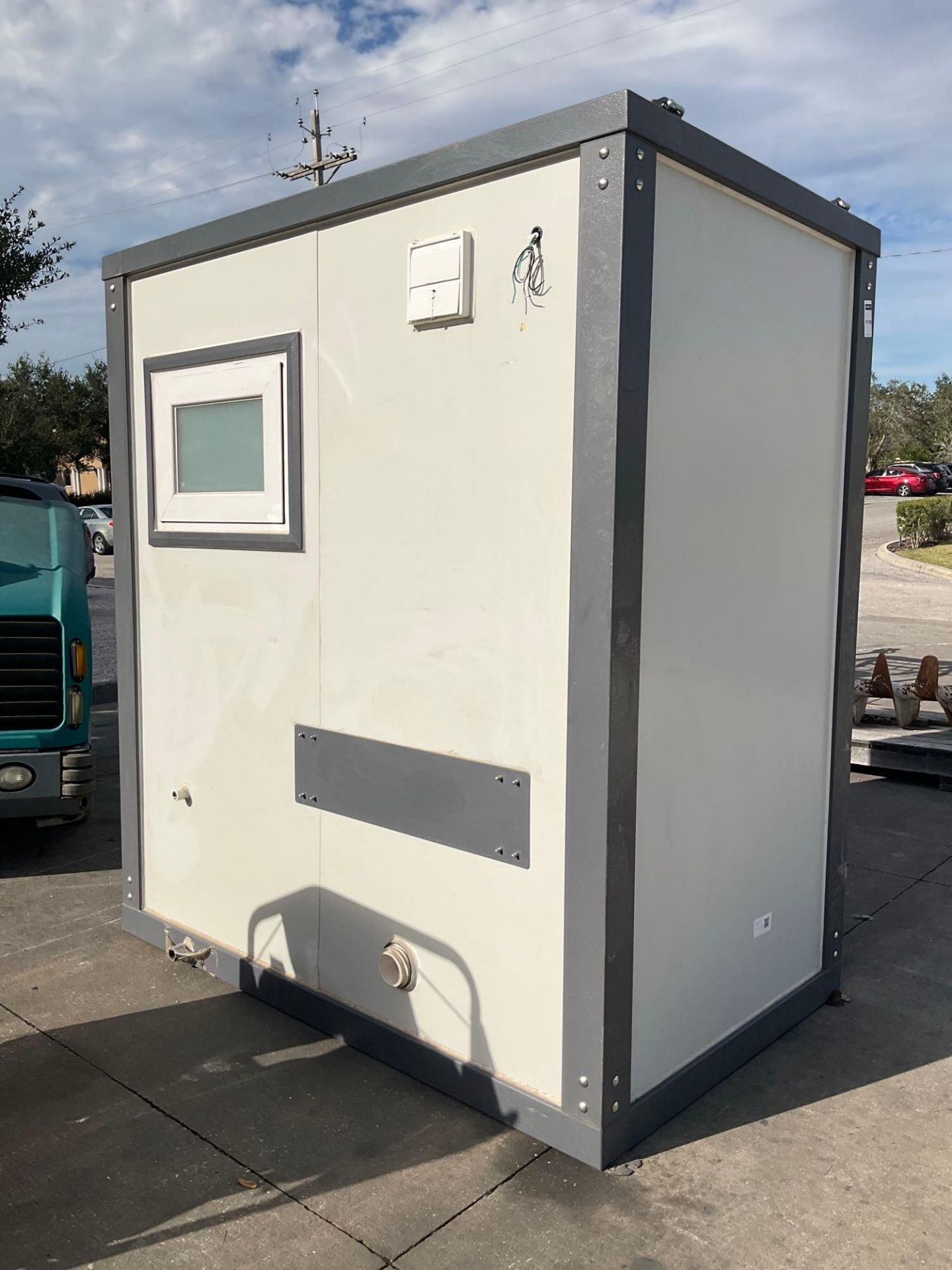 UNUSED PORTABLE BATHROOM UNIT WITH RAMP/HANDICAP ACCESSIBLE, ELECTRIC & PLUMBING HOOK UP WITH - Image 4 of 18