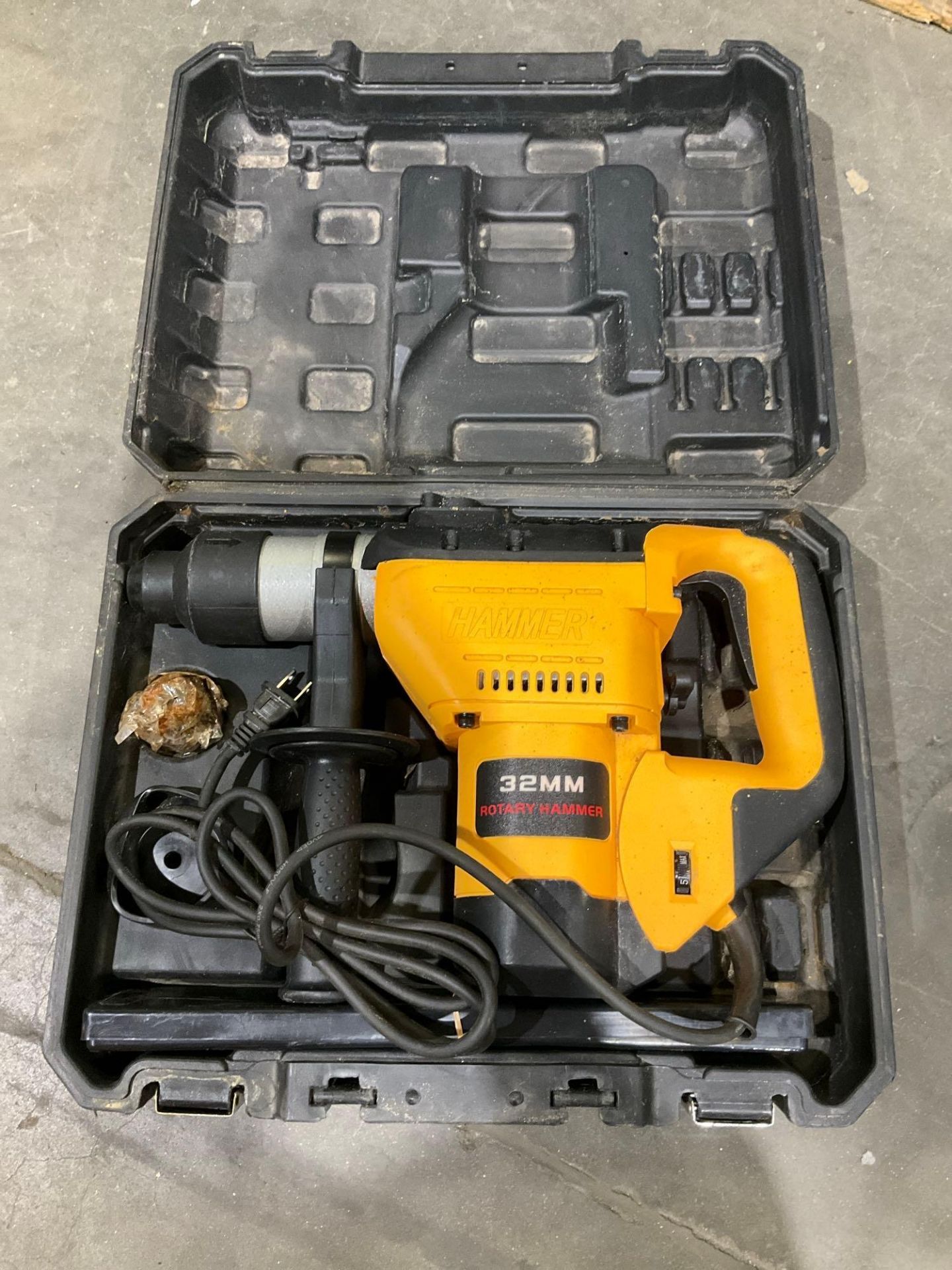UNUSED...CORDED 32MM...ROTARY HAMMER DRILL IN CARRY CASE, HANDLE / ASST DRILL BITS /...AND CHUCK