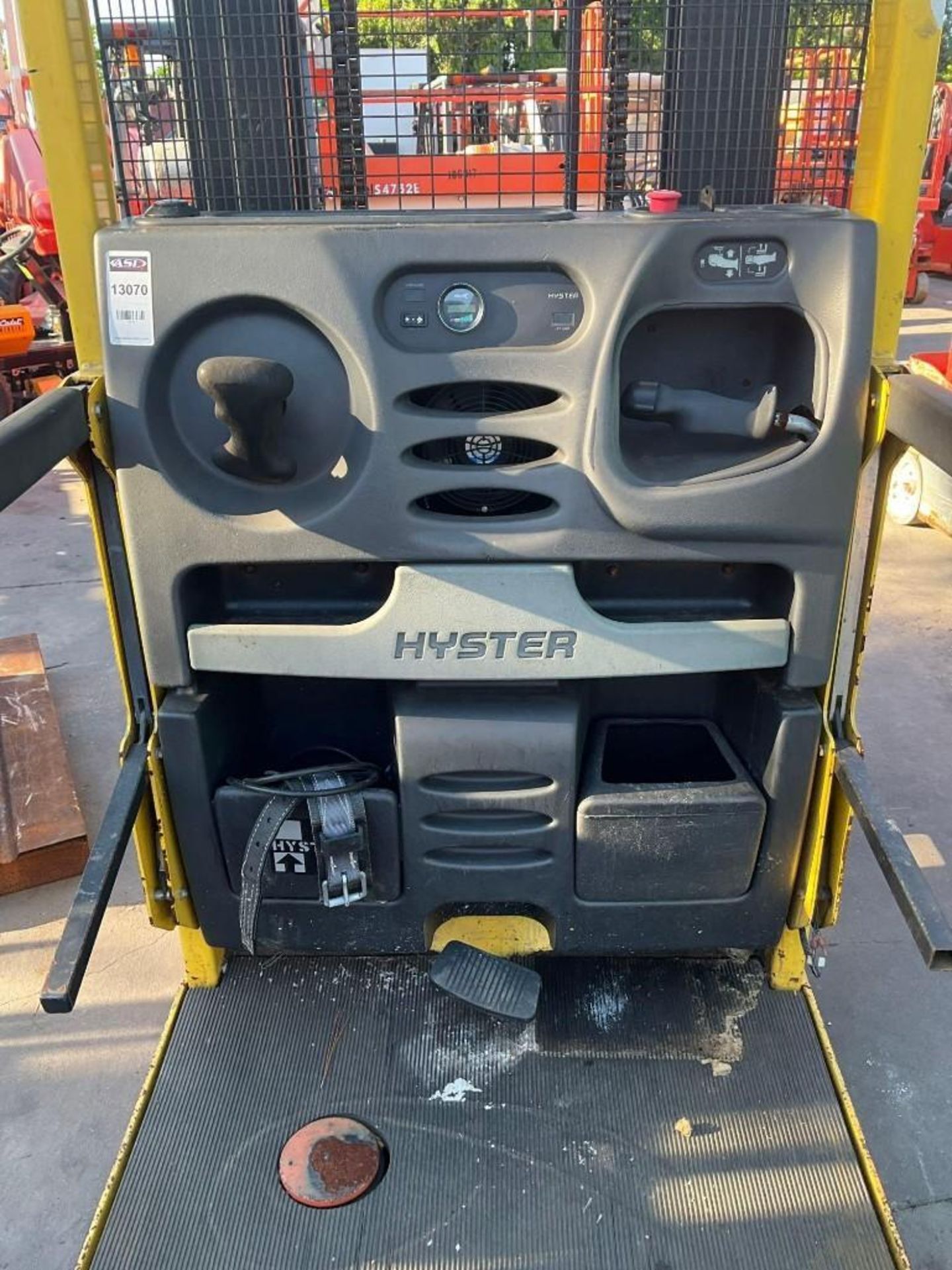 HYSTER ORDER PICKER MODEL R30XMS2, ELECTRIC, APPROX 24VOLTS, APPROX MAX CAPACITY 3000LBS, APPROX ... - Image 5 of 9