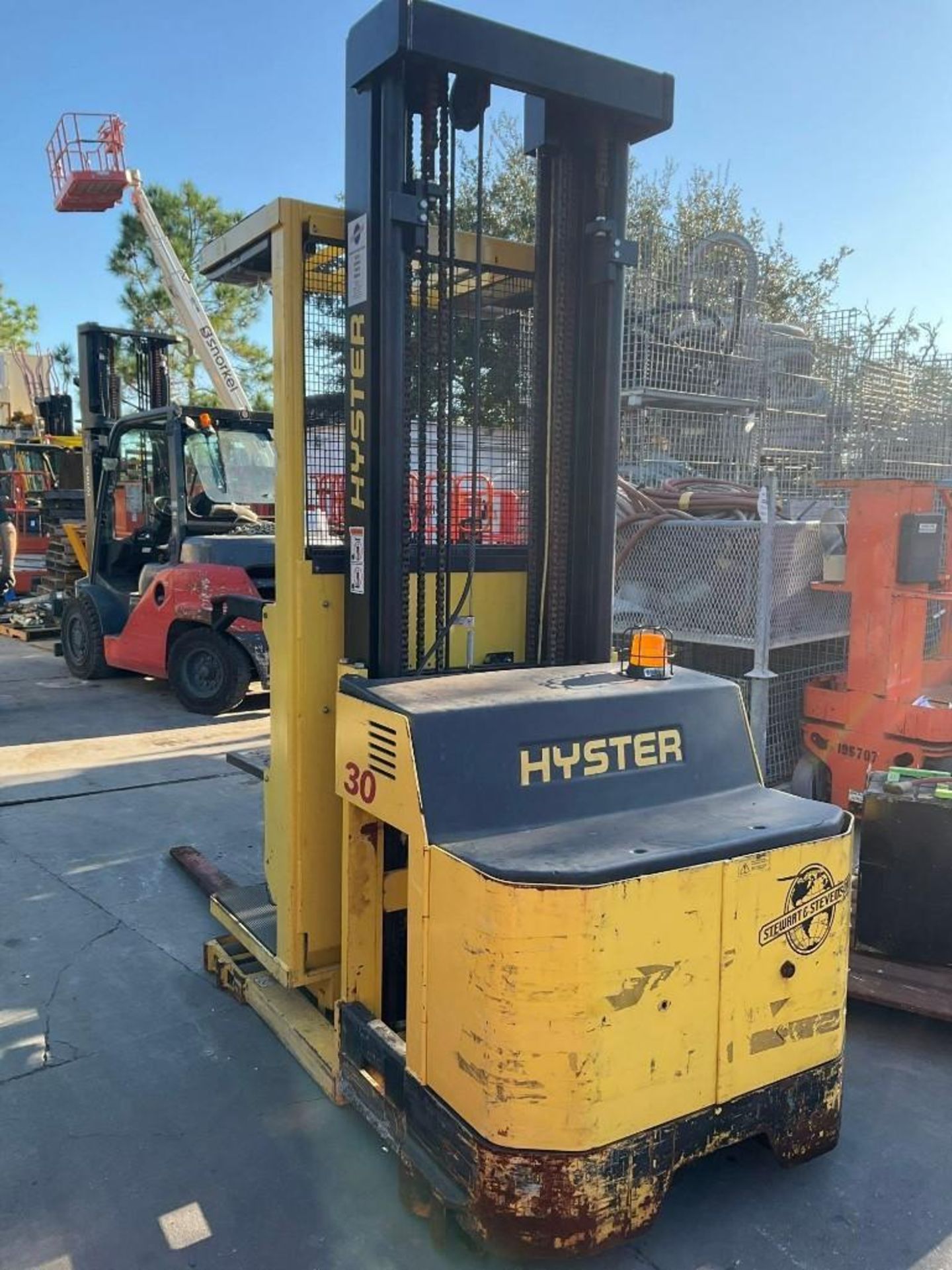 HYSTER ORDER PICKER MODEL R30XMS2, ELECTRIC, APPROX 24VOLTS, APPROX MAX CAPACITY 3000LBS, APPROX ... - Image 3 of 9