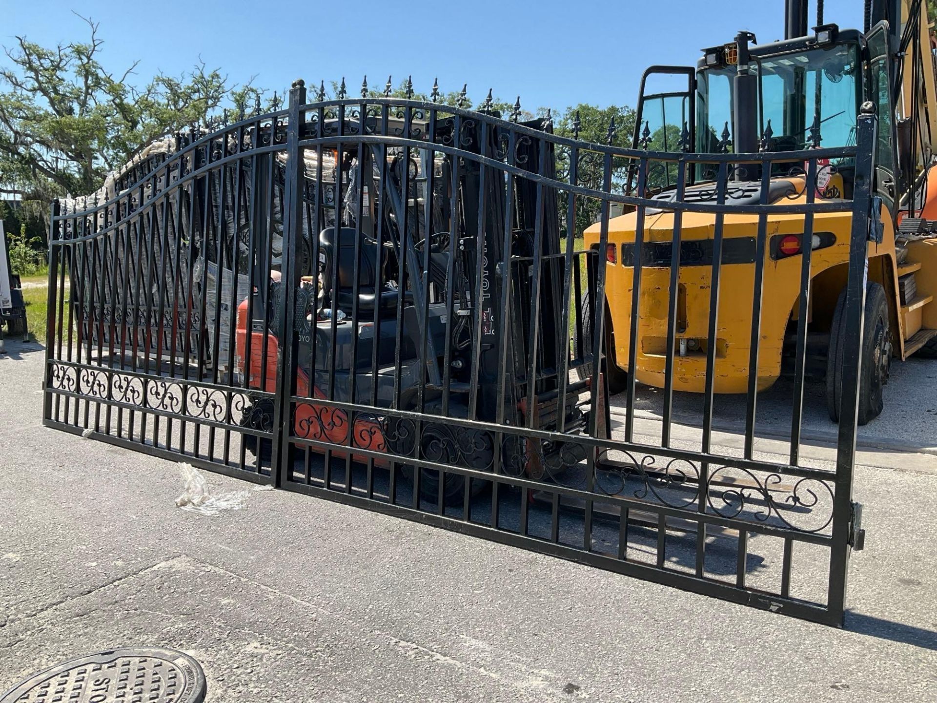 SET OF UNUSED GREAT BEAR 20FT BI PARTING WROUGHT IRON GATES, 10FT EACH PIECE (20' TOTAL WIDTH). 2 - Image 2 of 5