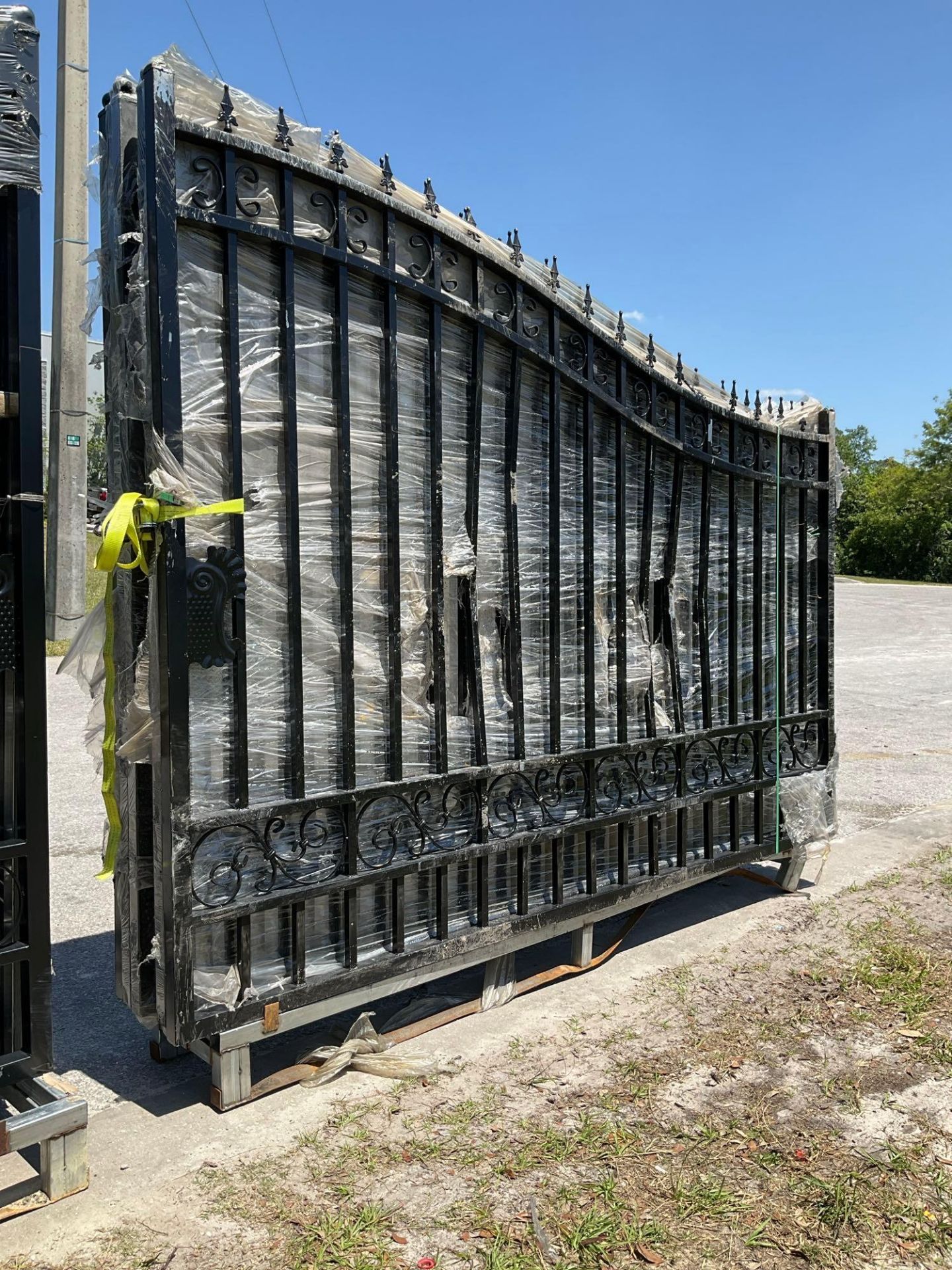 SET OF UNUSED GREAT BEAR 20FT BI PARTING WROUGHT IRON GATES, 10FT EACH PIECE (20' TOTAL WIDTH). 2 - Image 3 of 3