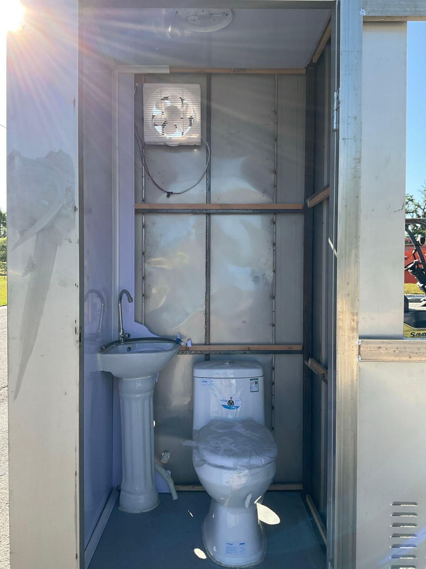 UNUSED STAINLESS STEEL PORTABLE TOILET UNIT,... ELECTRIC & PLUMBING HOOK UP WITH EXTERIOR PLUMBING - Image 6 of 6