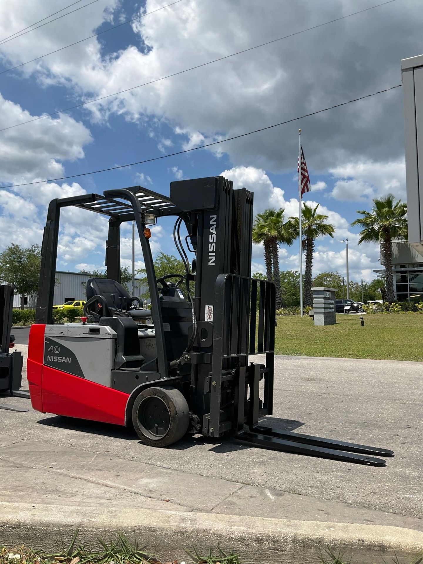 NISSAN 40 FORKLIFT MODEL G1N1L20V, ELECTRIC, APPROX MAX CAPACITY 4,000 LBS, MAX HEIGHT 240in, TILT, - Image 2 of 24