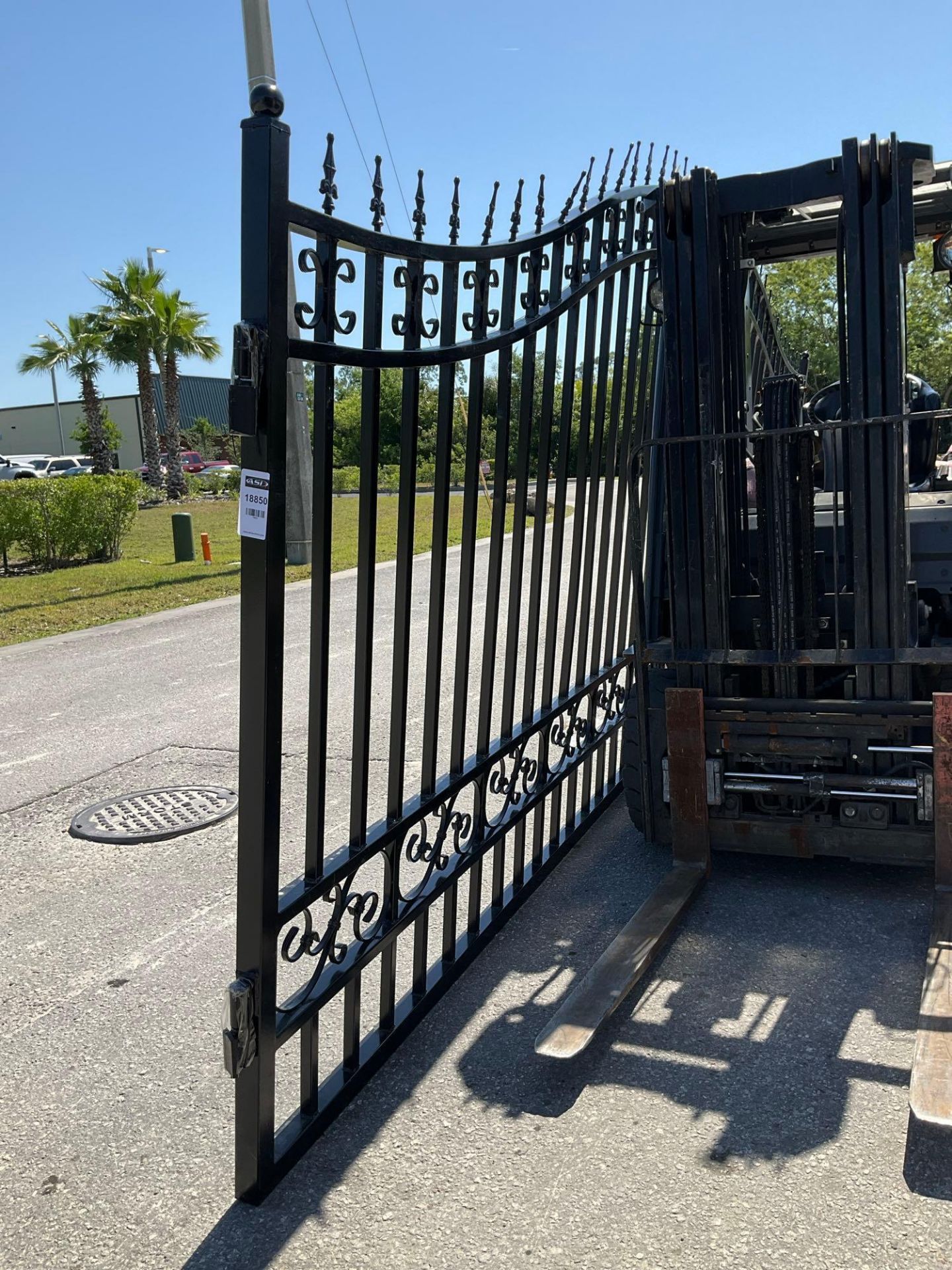 SET OF UNUSED GREAT BEAR 20FT BI PARTING WROUGHT IRON GATES, 10FT EACH PIECE (20' TOTAL WIDTH). 2 - Image 5 of 5