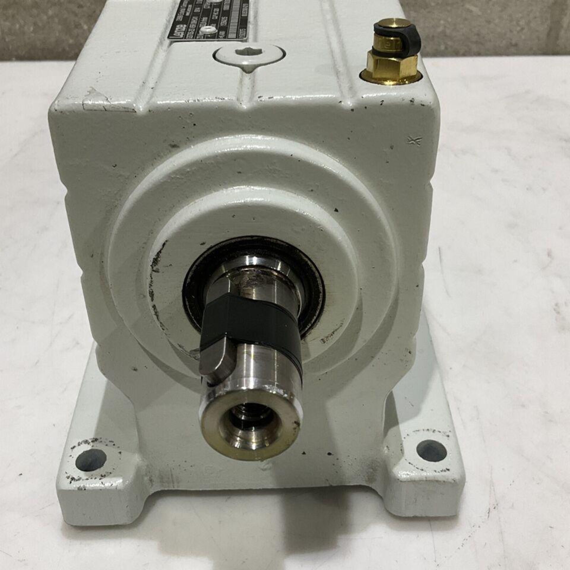 ( 1 )LENZE GST05-25 VBR 09HC41 MCS 09H41LRS0B0-Z0D0-ST5800N-R2SU SERVO MOTOR (1)LENZE GST05-25 VBR - Image 6 of 23