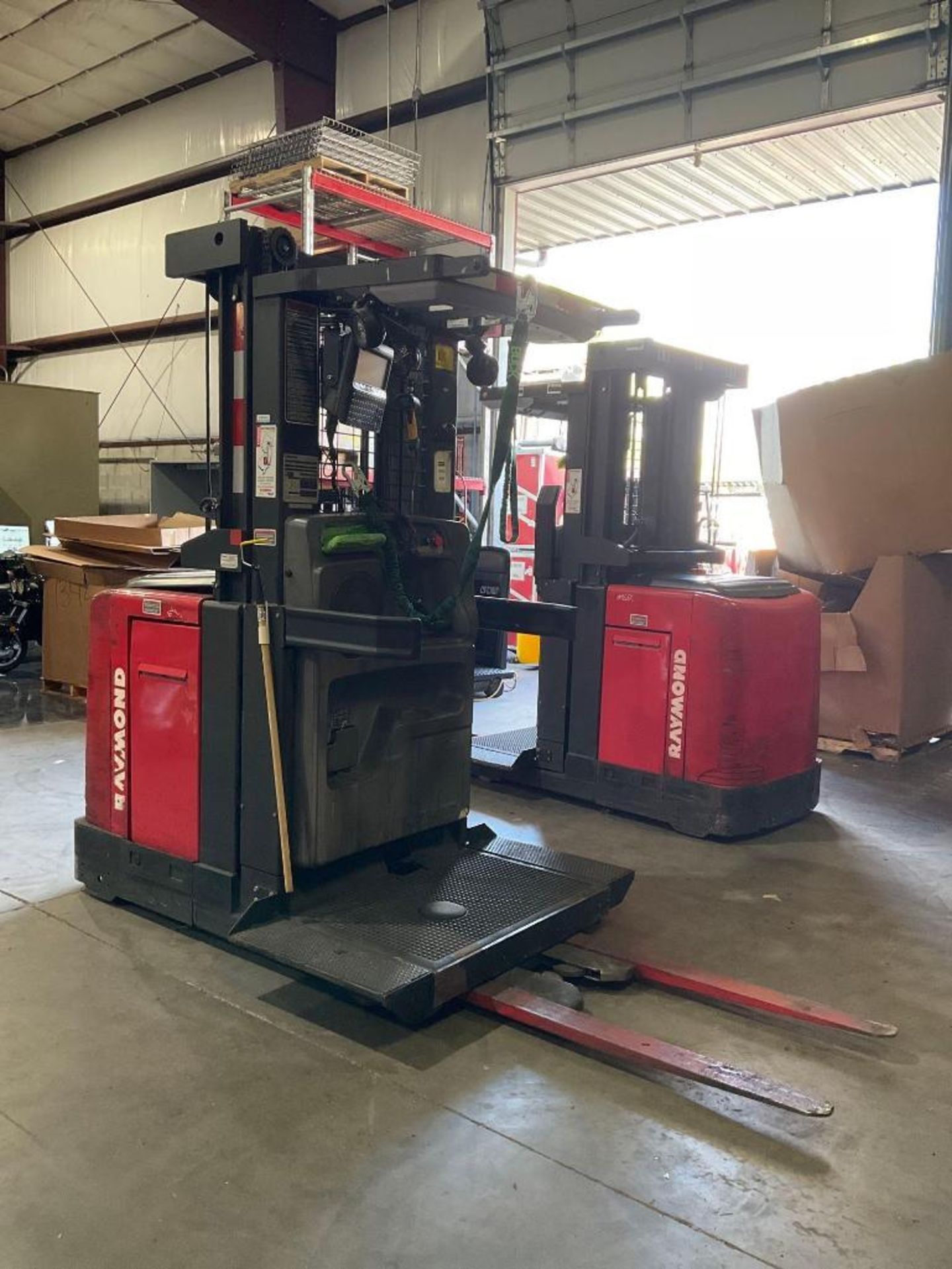 RAYMOND ORDER PICKER MODEL 560-OPC30TT, ELECTRIC, APPROX MAX CAPACITY 3000, APPROX MAX HEIGHT 210... - Image 2 of 10