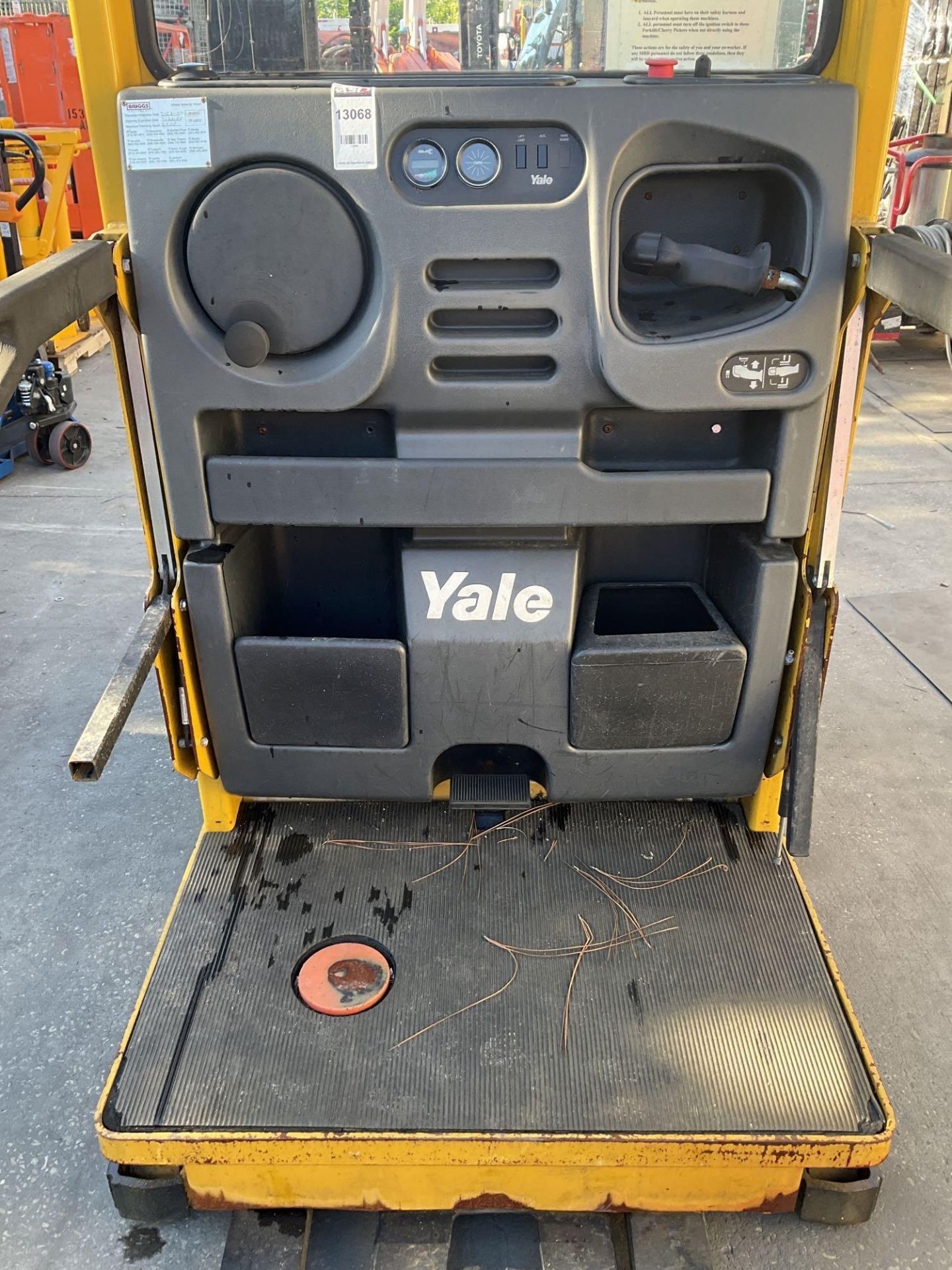 YALE ORDER PICKER MODEL OS030ECN24TE105, ELECTRIC, APPROX 24VOLTS, APPROX MAX CAPACITY 3000LBS, A... - Image 9 of 10