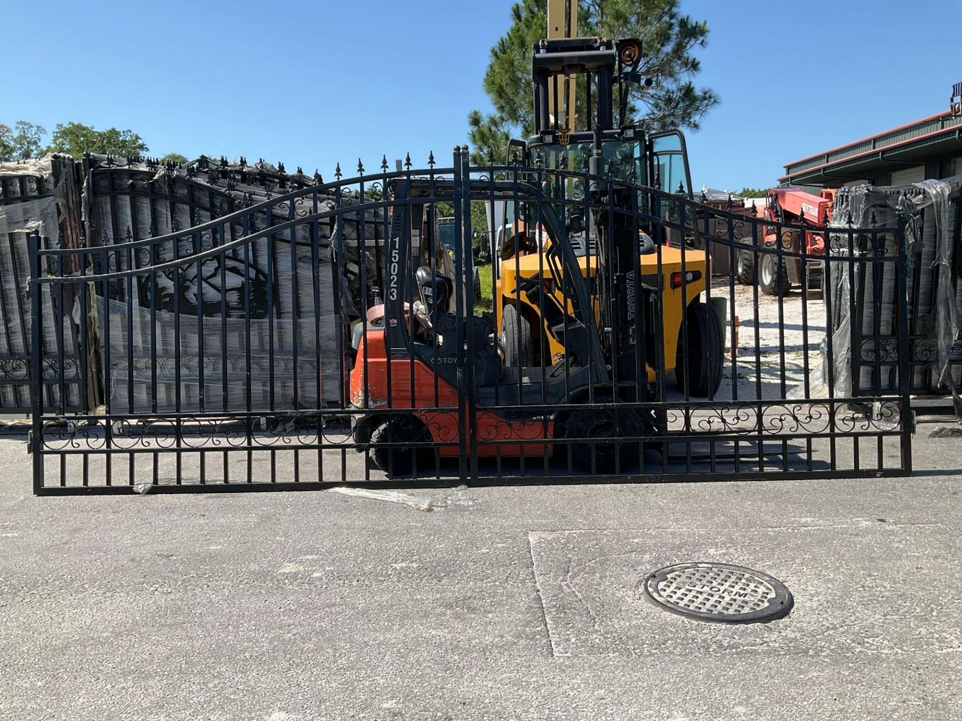 SET OF UNUSED GREAT BEAR 20FT BI PARTING WROUGHT IRON GATES, 10FT EACH PIECE (20' TOTAL WIDTH). 2 - Image 3 of 5