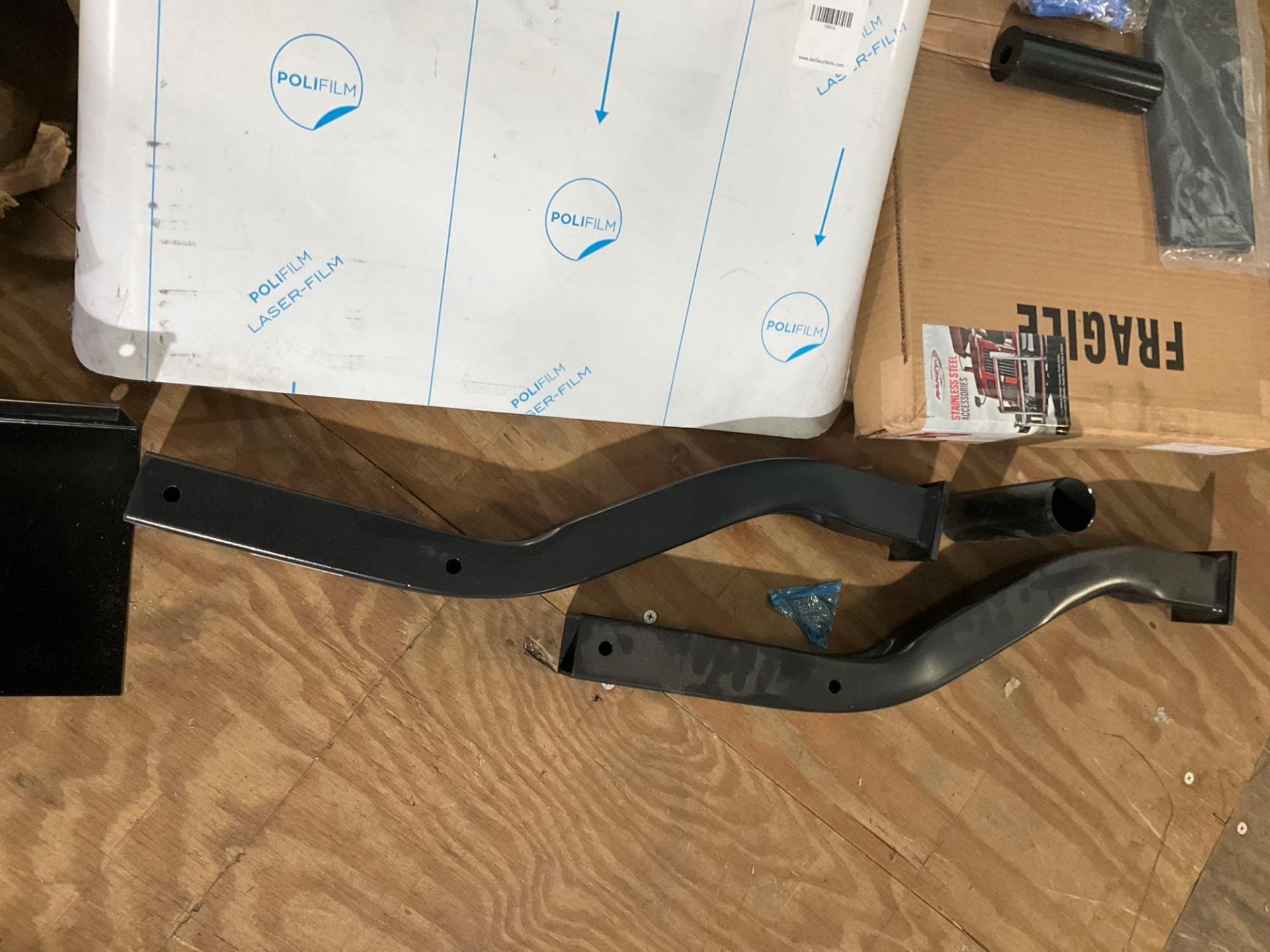 SEMI TRUCK FENDER SET WITH FENDER BRACKETS; NEW - Image 9 of 14