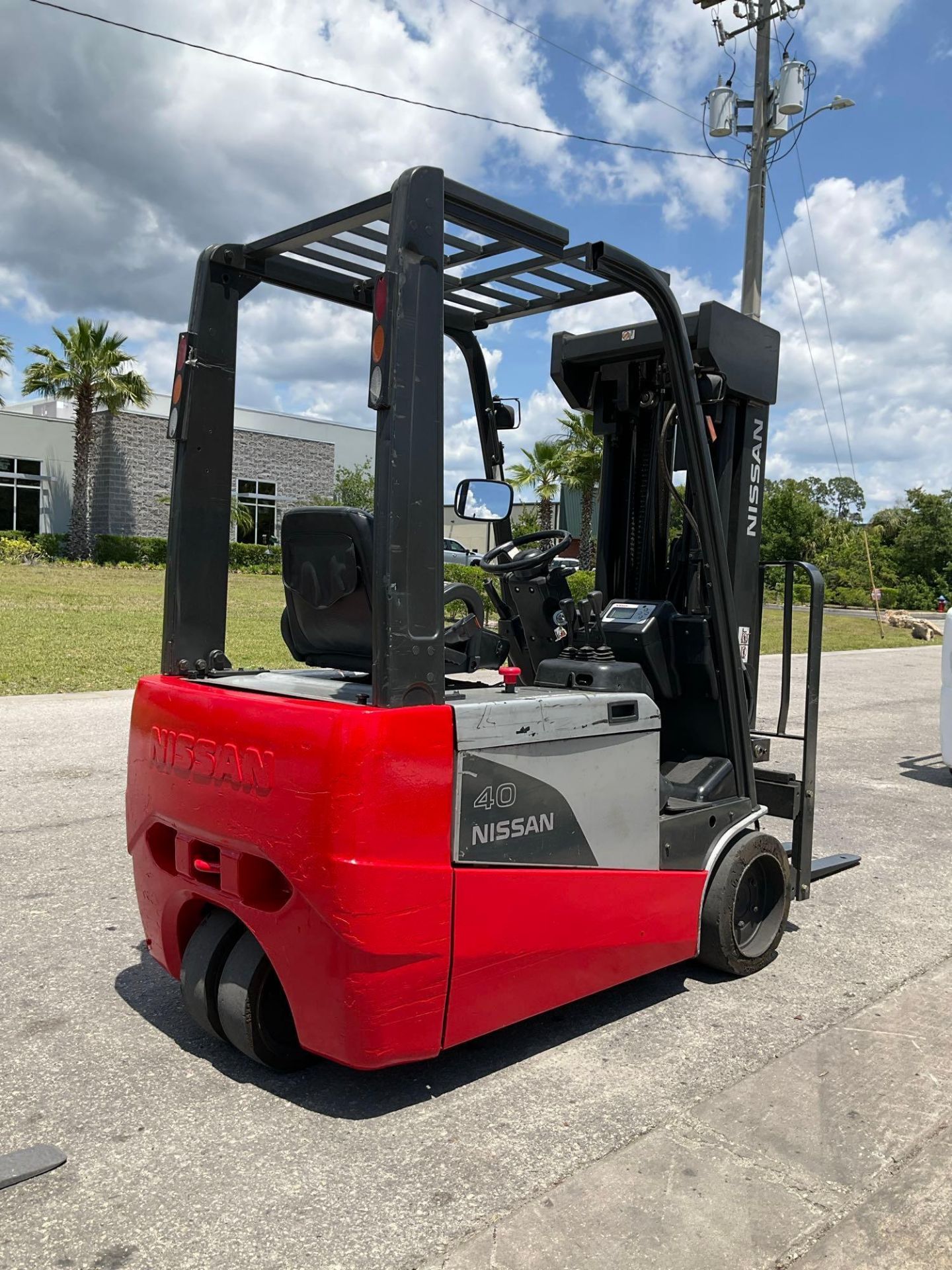 NISSAN 40 FORKLIFT MODEL G1N1L20V, ELECTRIC, APPROX MAX CAPACITY 4,000 LBS, MAX HEIGHT 240in, TILT, - Image 6 of 24