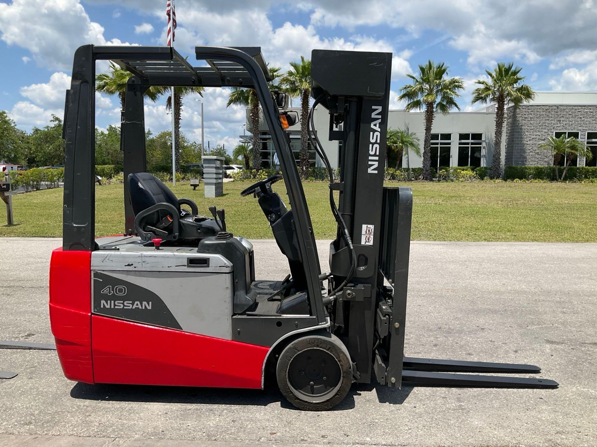 NISSAN 40 FORKLIFT MODEL G1N1L20V, ELECTRIC, APPROX MAX CAPACITY 4,000 LBS, MAX HEIGHT 240in, TILT, - Image 3 of 24