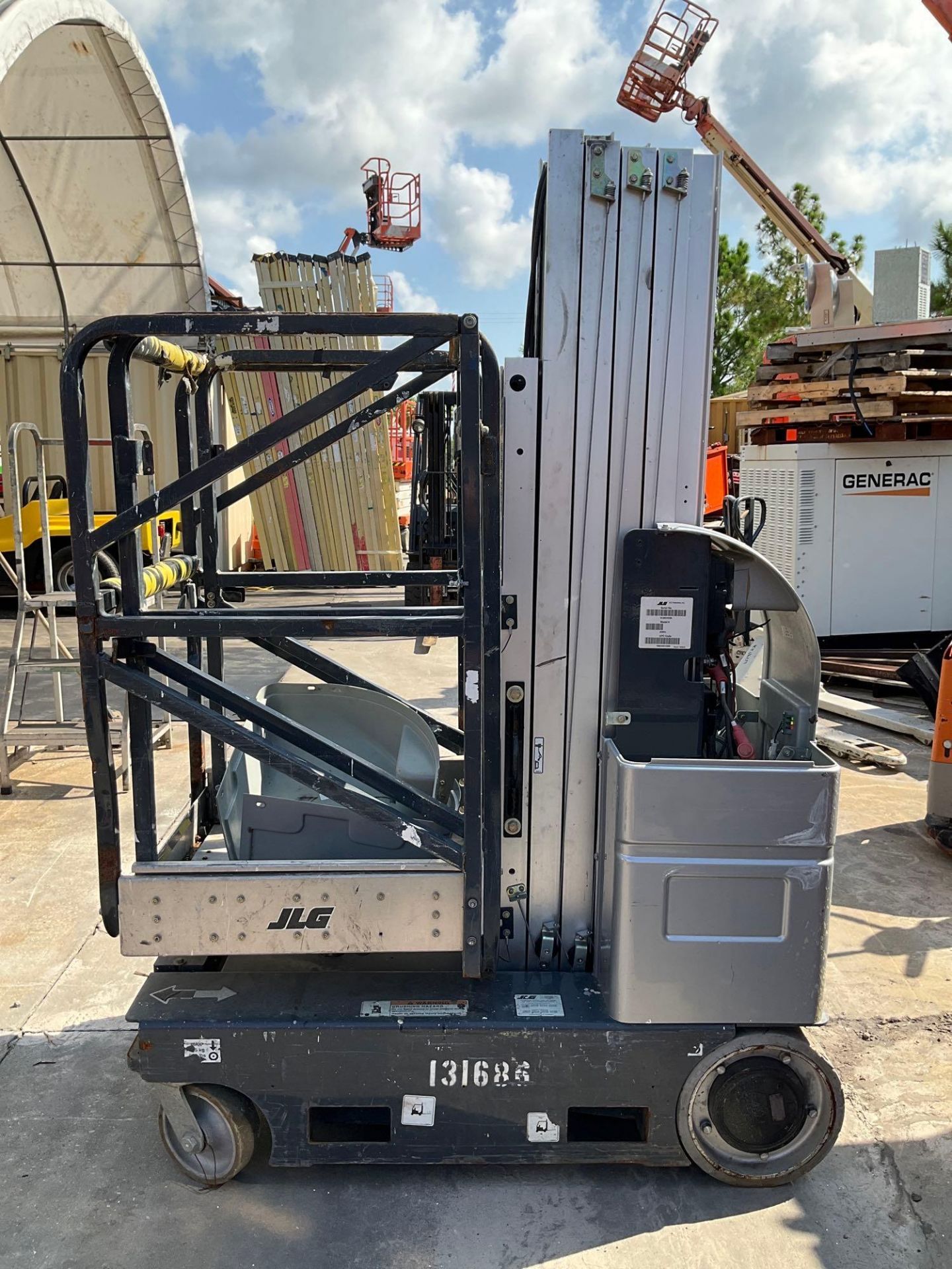 JLG MANLIFT MODEL 20MVL, ELECTRIC, APPROX MAX PLATFORM HEIGHT 20FT, NON MARKING TIRES, BUILT IN - Image 4 of 10