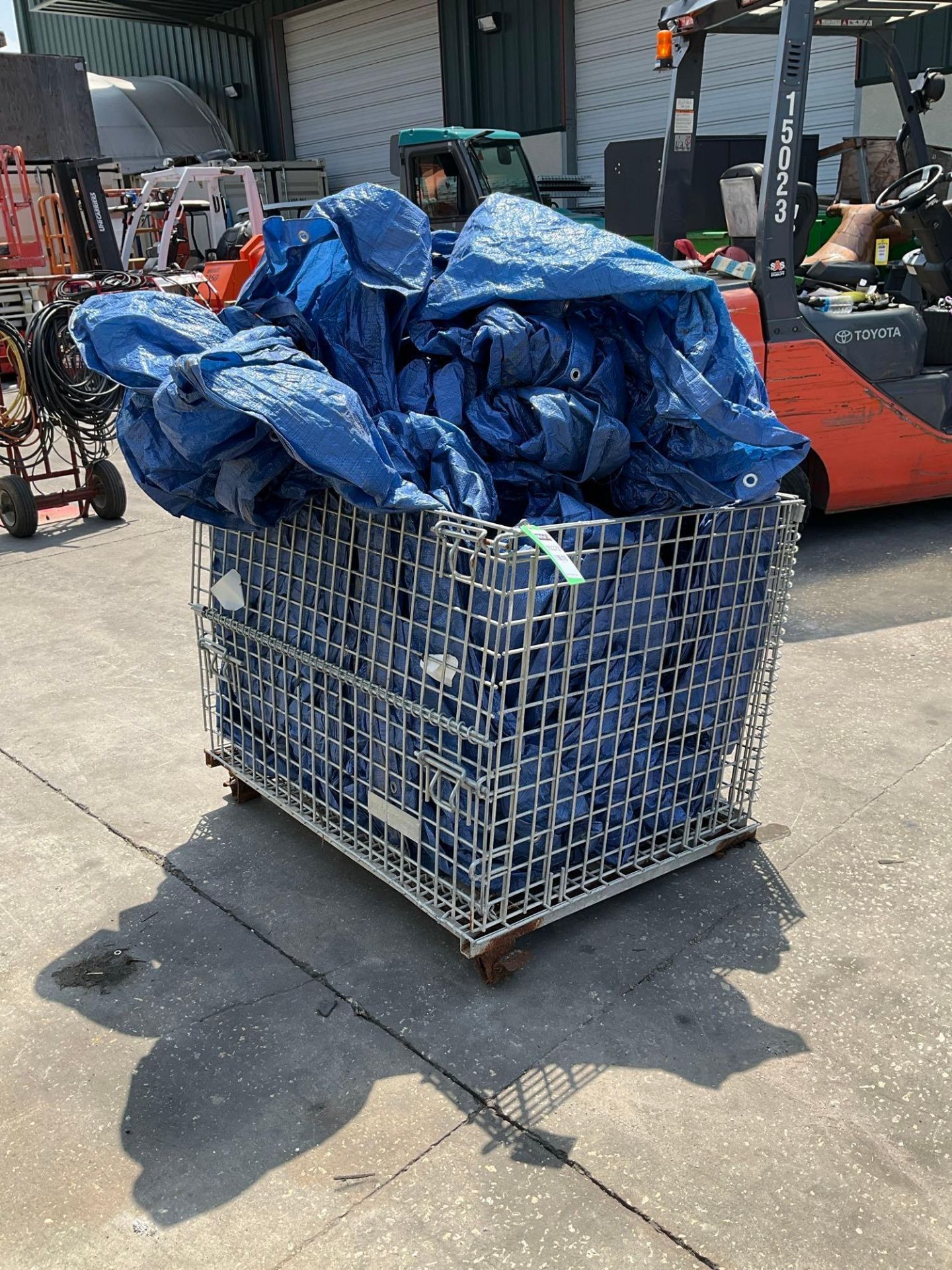 TARP IN WIRE CRATE... - Image 3 of 5