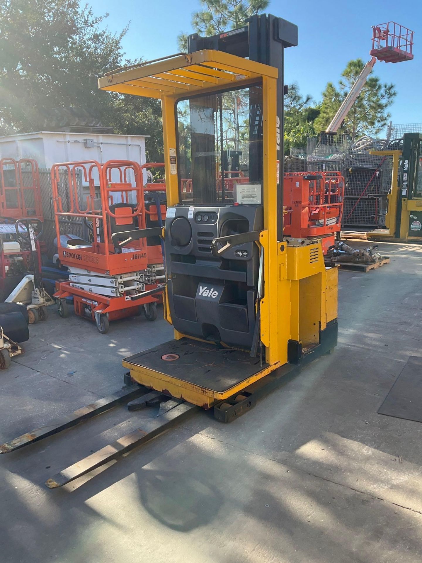 YALE ORDER PICKER MODEL OS030ECN24TE105, ELECTRIC, APPROX 24VOLTS, APPROX MAX CAPACITY 3000LBS, A...