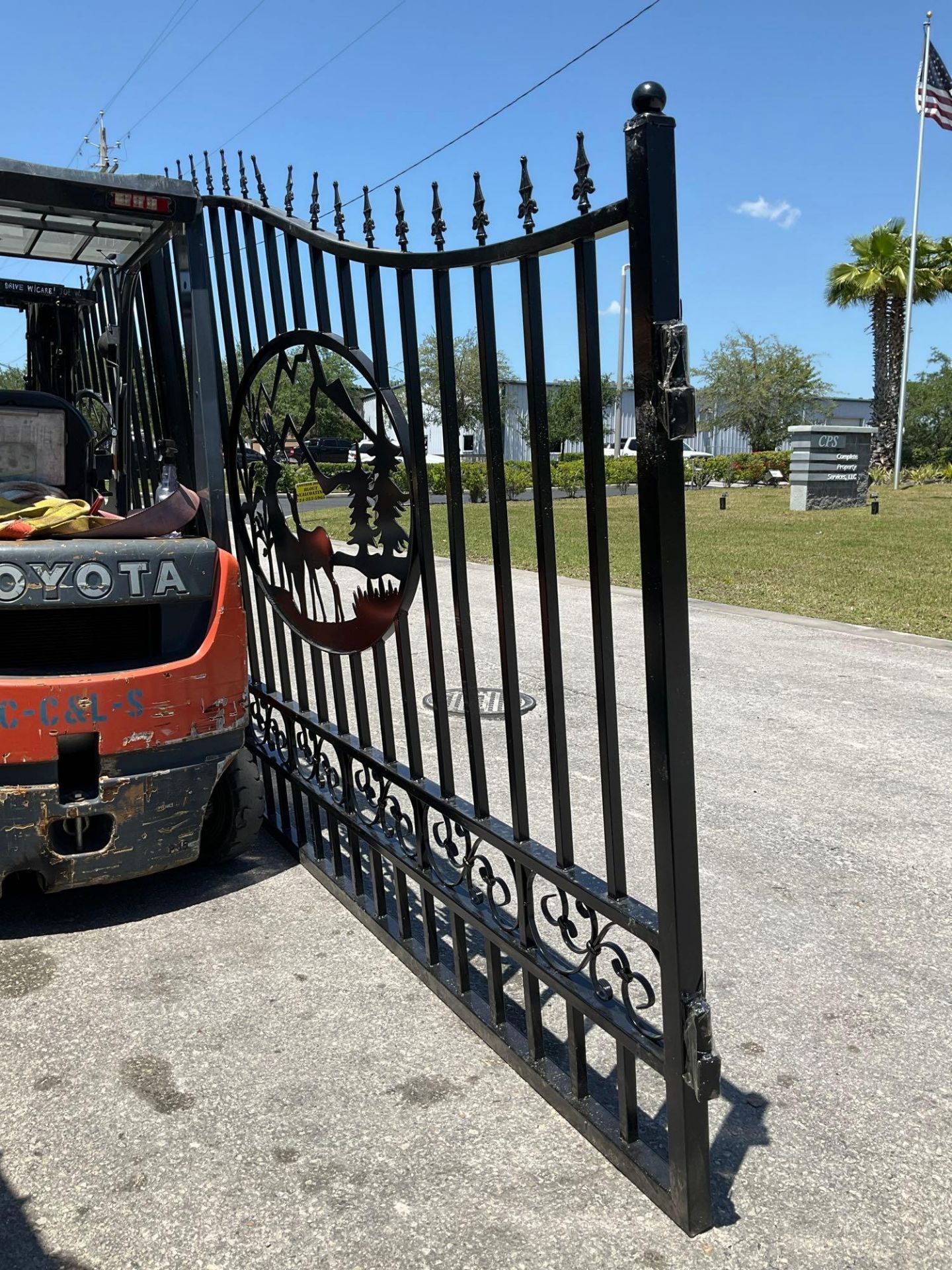 SET OF UNUSED GREAT BEAR 20FT BI PARTING WROUGHT IRON GATES, 10FT EACH PIECE (20' TOTAL WIDTH). 2 - Image 4 of 5