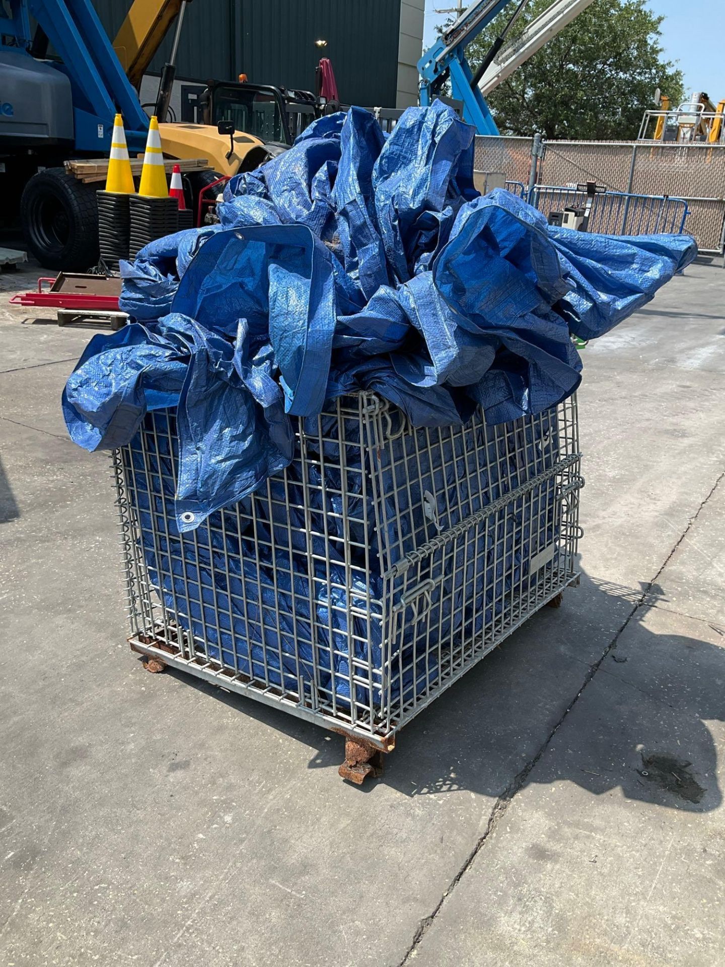 TARP IN WIRE CRATE... - Image 4 of 5