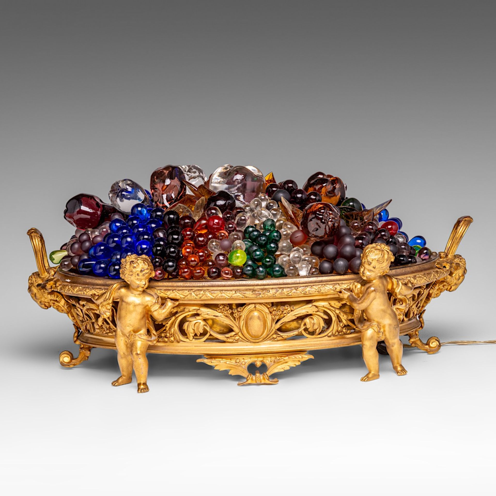 A Neoclassical gilt bronze and glass 'piece de milieu' fruit basket table lamp, ca. 1900, H 20 - W 4 - Image 11 of 16