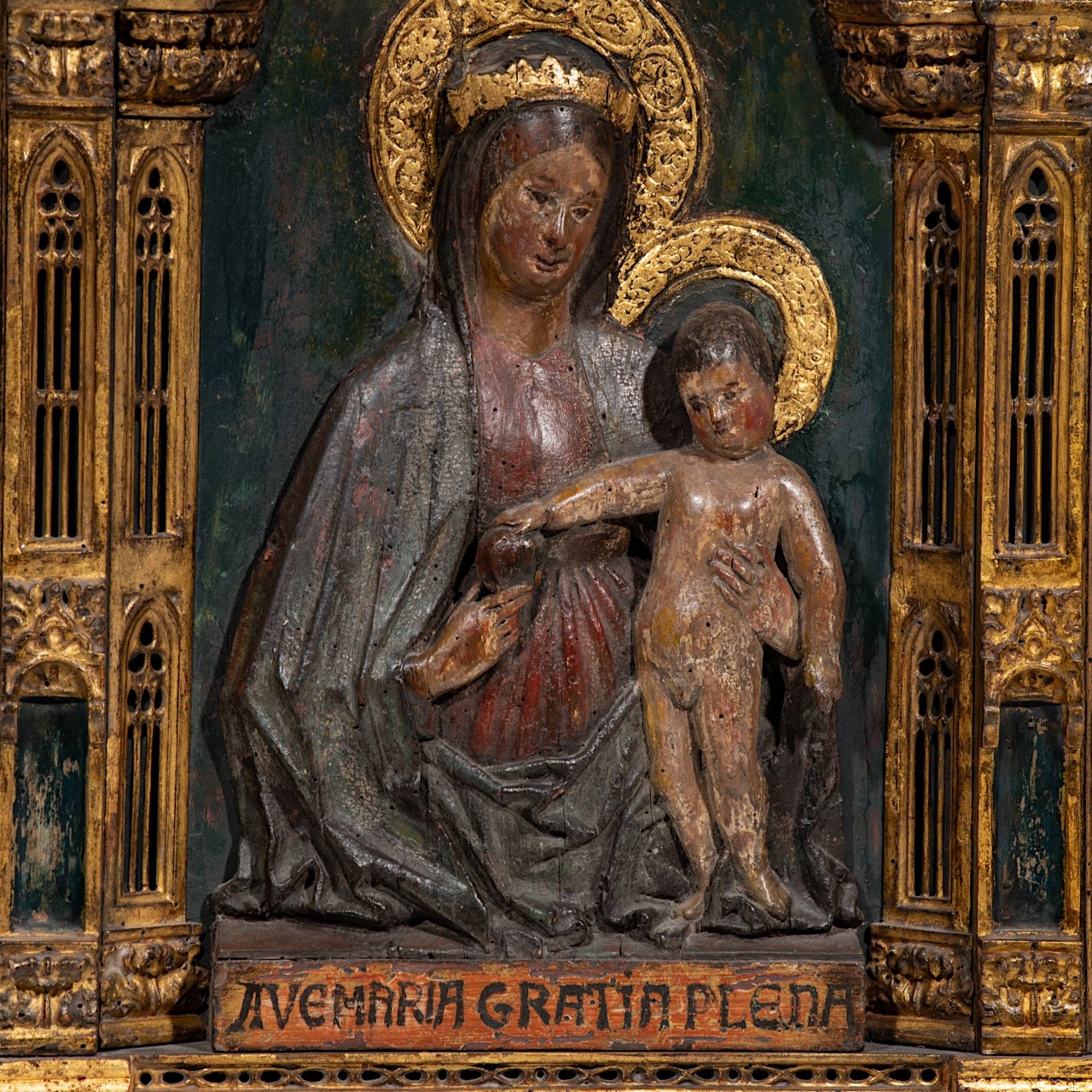 A Florentine Renaissance polychrome and gilt wood alto-relievo retable fragment depicting the Virgin - Bild 5 aus 6
