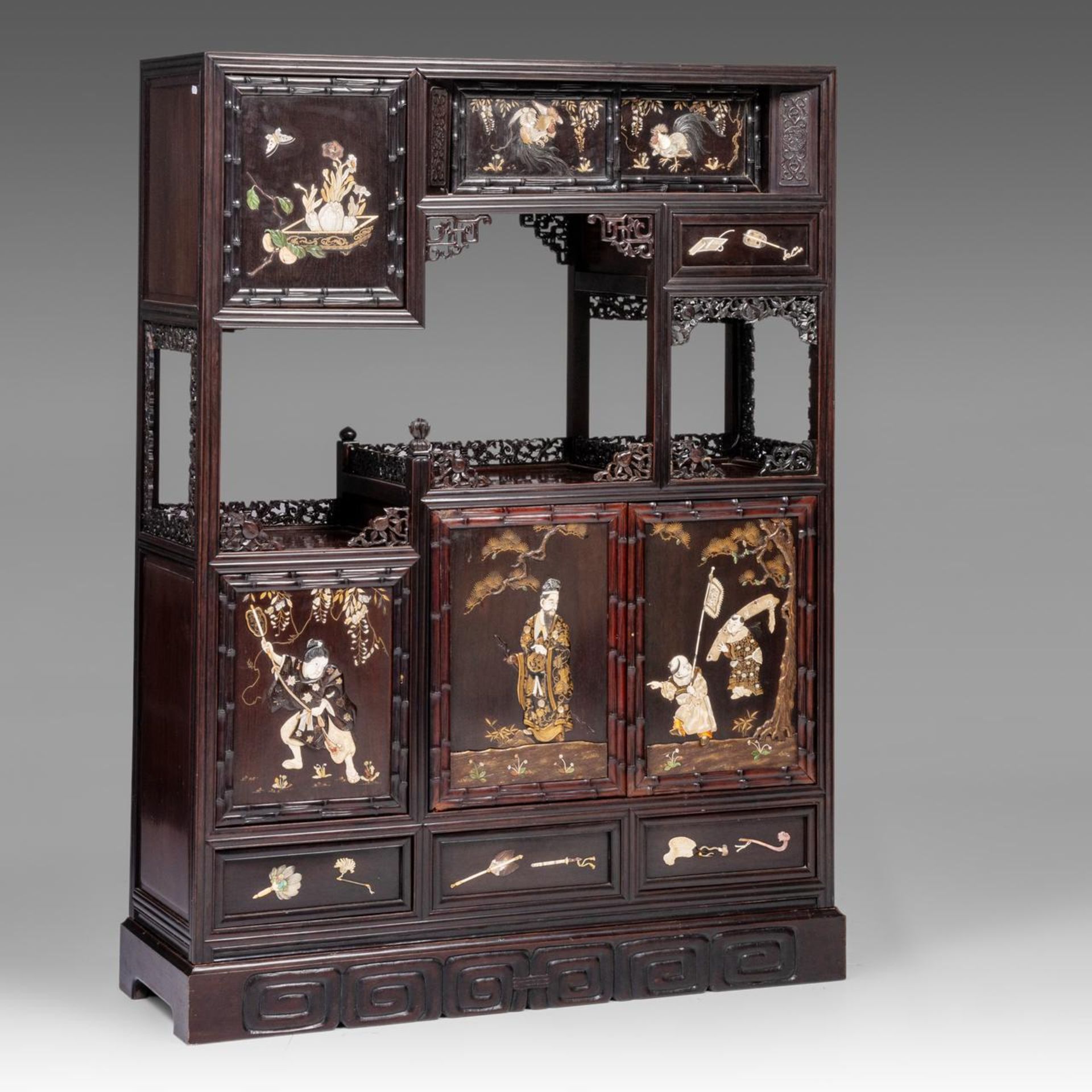 A Japanese hardwood display cabinet with Shibayama inlay, Meiji period, H 156,5 cm - W 114 cm - D 39 - Bild 2 aus 11