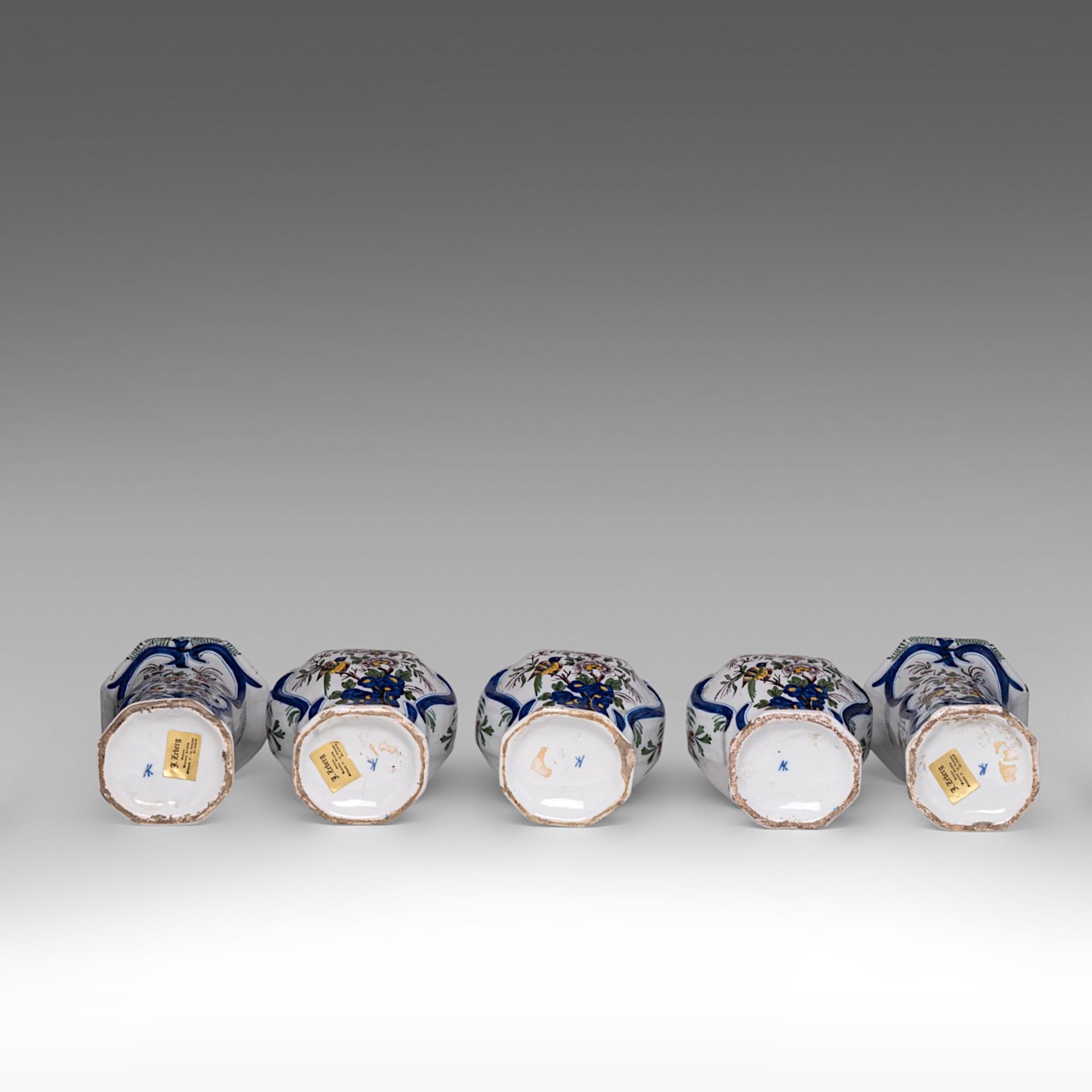 A fine five-piece polychrome Dutch Delft garniture set, signed Antonius Kruisweg, mid 18thC, H 25 - - Bild 6 aus 8