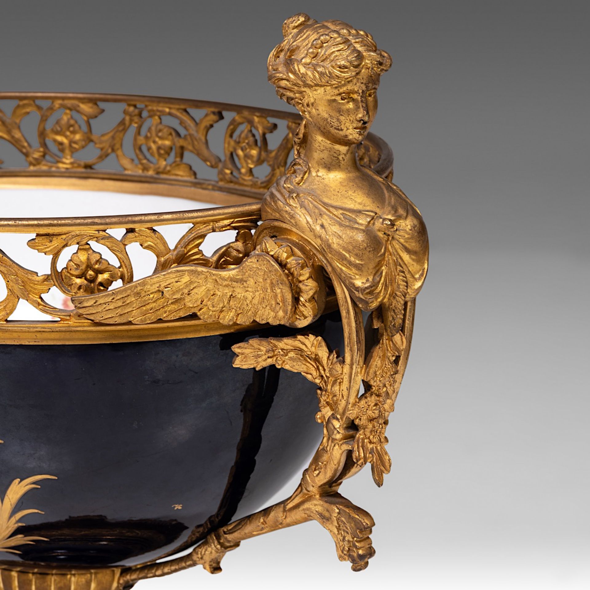 An imposing three-piece Sevres porcelain garniture set, H 53,5 - 72,5 cm - Bild 22 aus 22