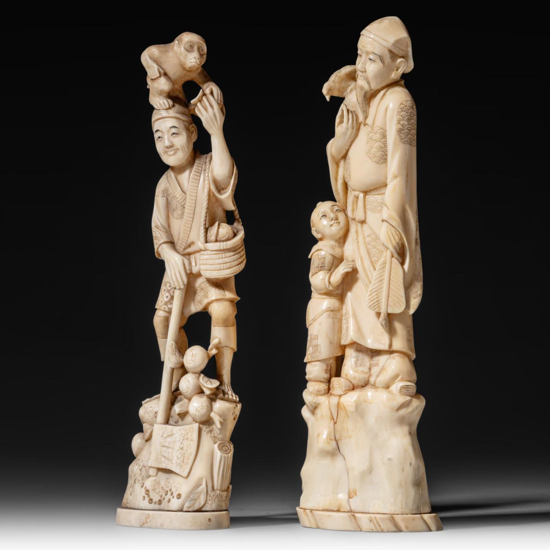 Two Japanese walrus ivory figures, Taisho, H 25,3 - 25,8 cm / 358 - 567 g - Image 2 of 9