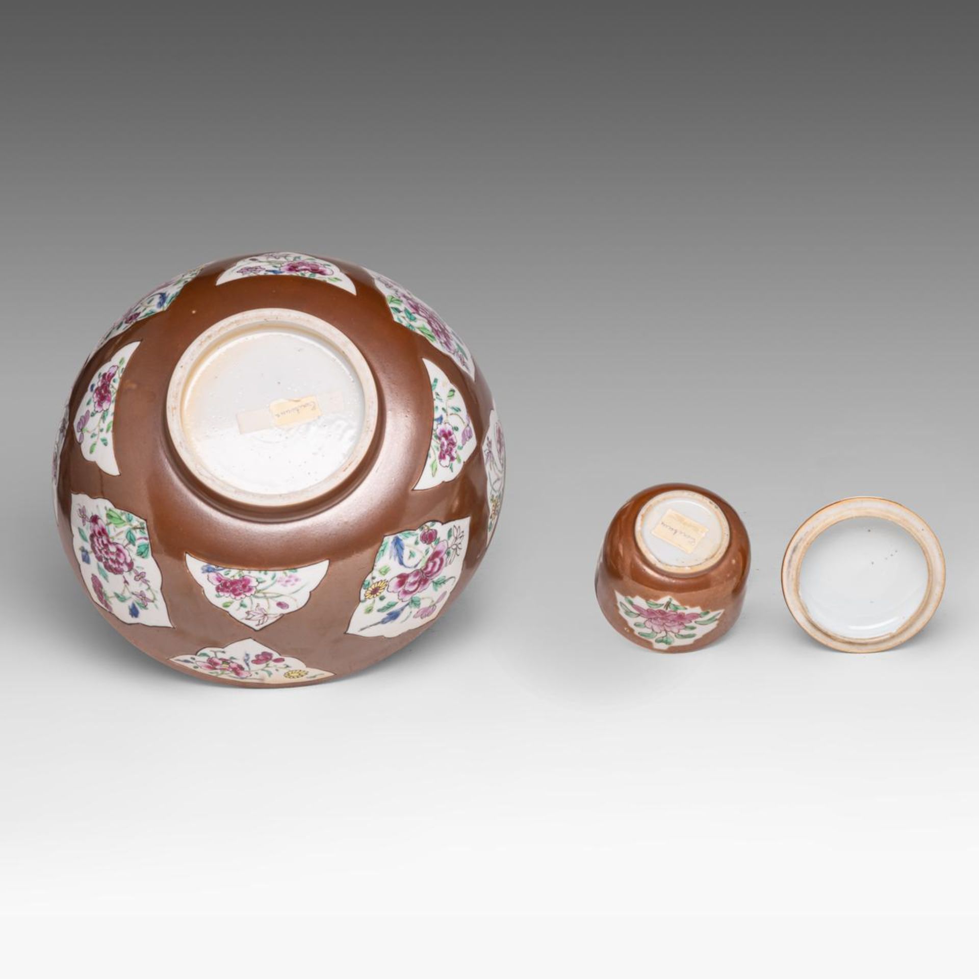 A small collection of Chinese famille rose, blue and white, and Imari export porcelain ware, 18thC, - Bild 17 aus 25