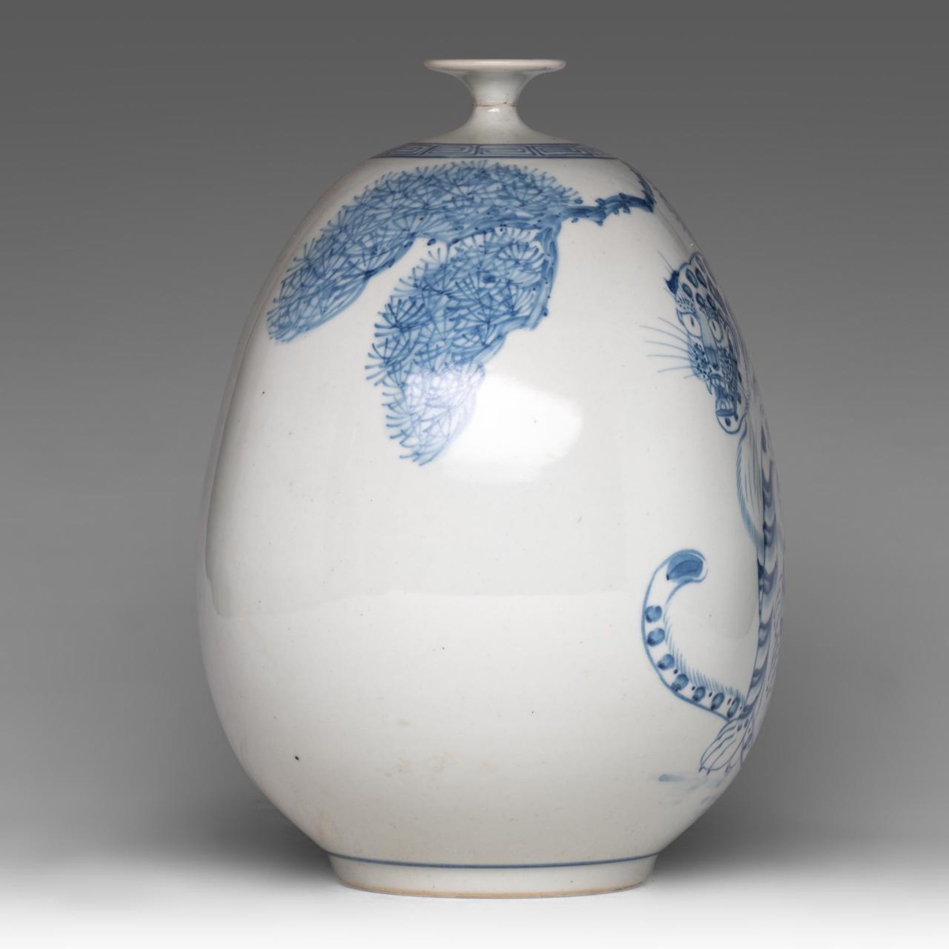 A Korean blue and white 'Mythical Tiger' vase, 20thC, H 29 cm - Bild 4 aus 7