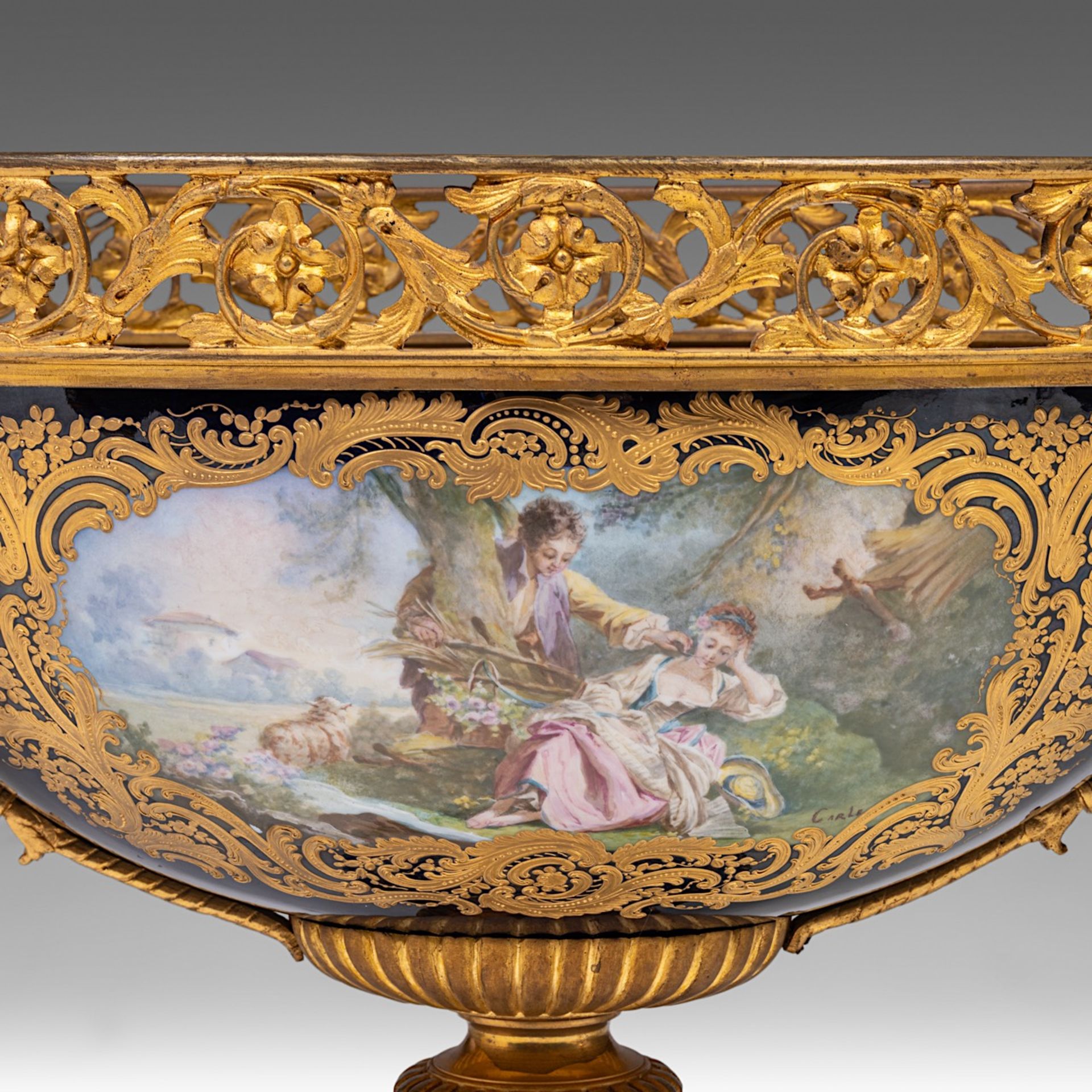 An imposing three-piece Sevres porcelain garniture set, H 53,5 - 72,5 cm - Bild 19 aus 22