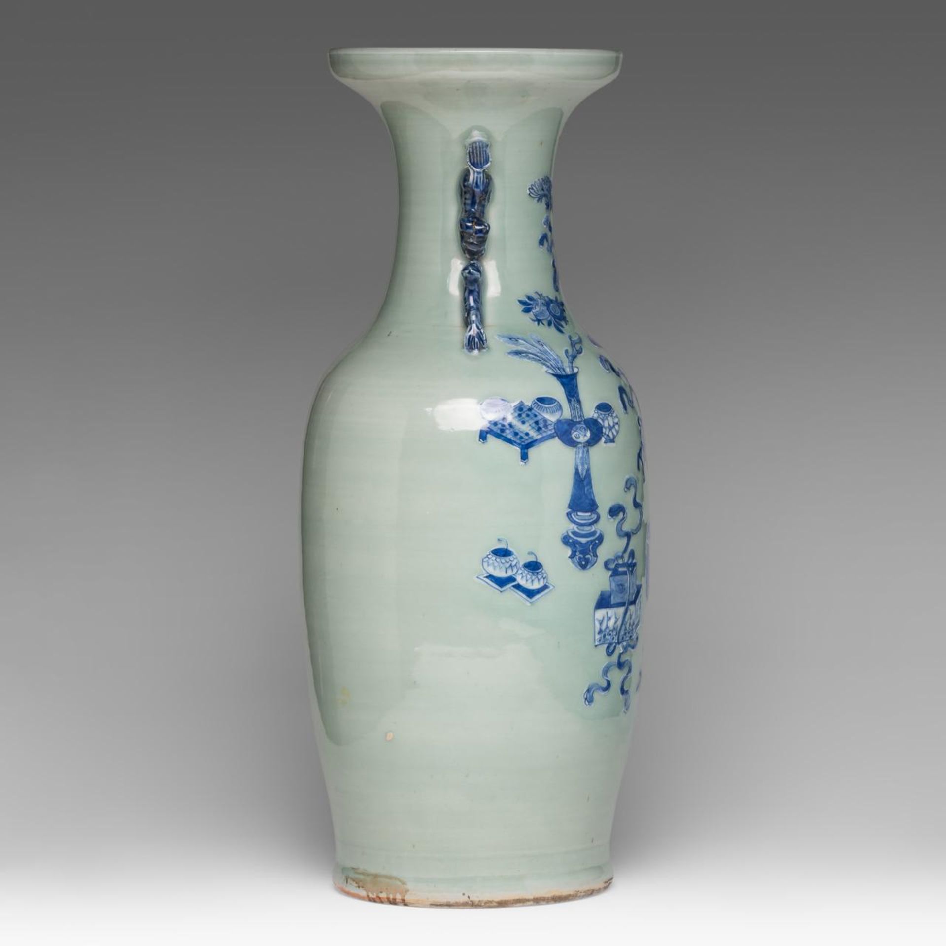 A Chinese blue and white on celadon ground 'One Hundred Treasures' vase, paired with lion handles, 1 - Bild 4 aus 6