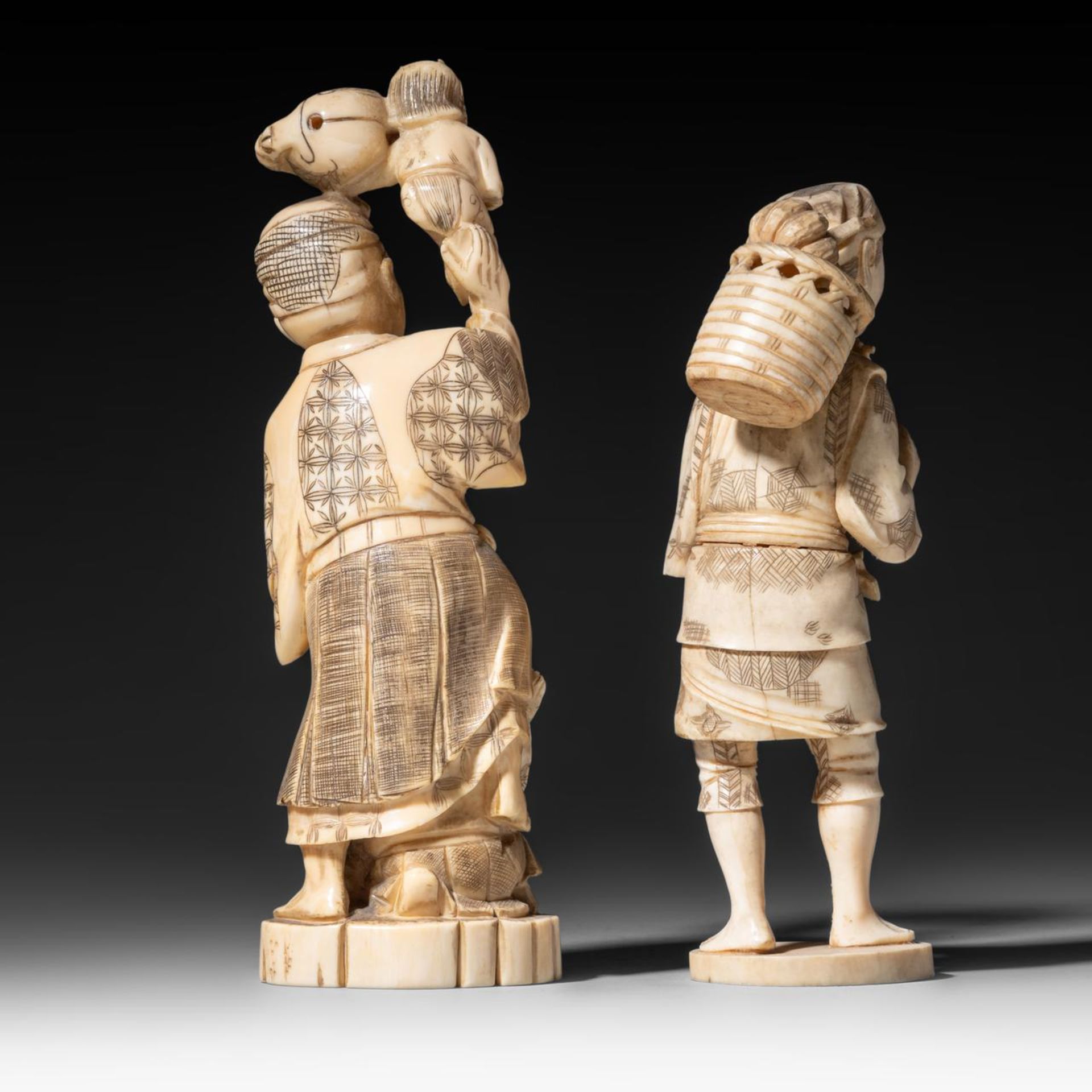 Two Japanese walrus ivory figures, Taisho, H 21,4 - 18,5 cm / 528 - 314 g - Image 5 of 9