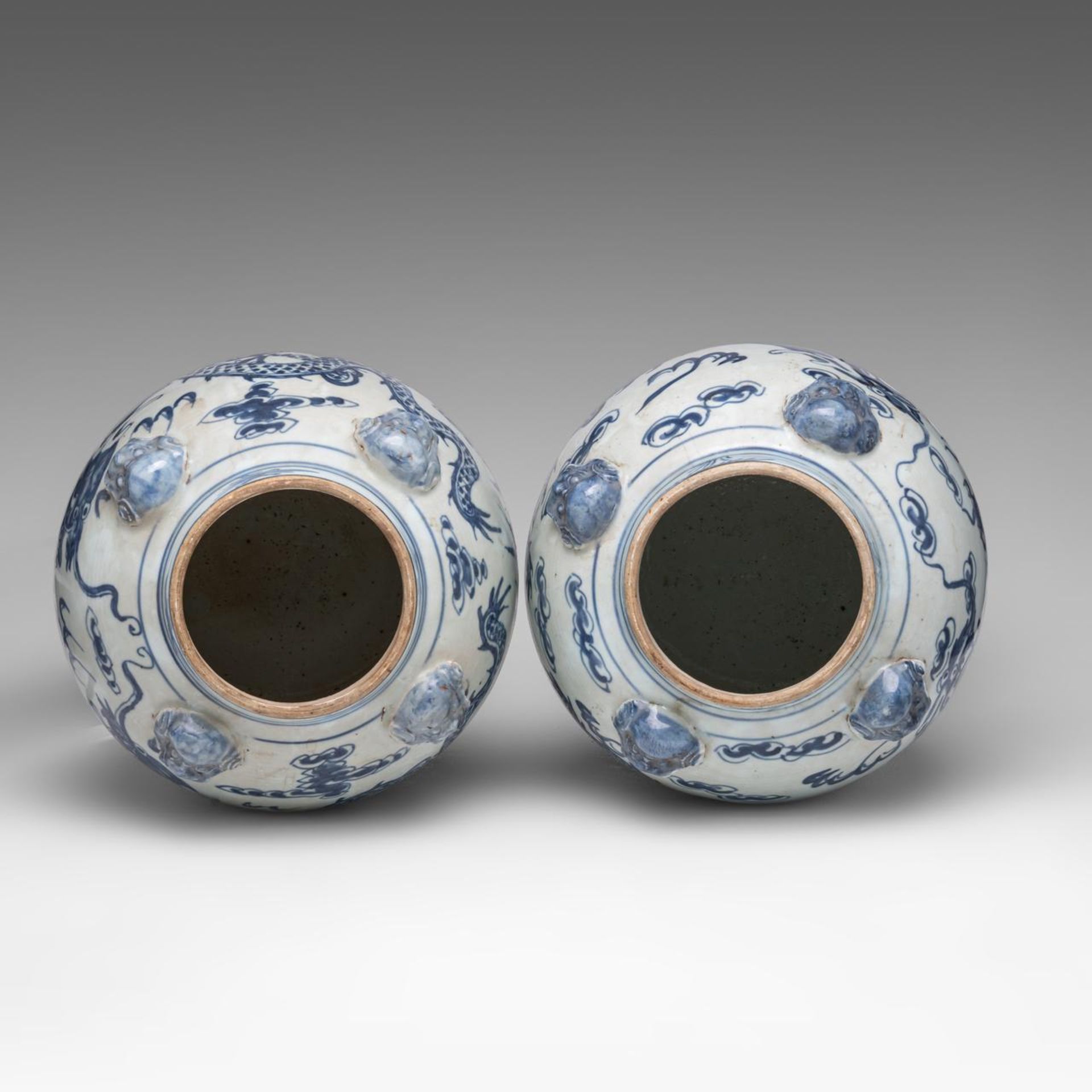 A pair of Chinese blue and white 'Dragons' covered jars, 18thC/19thC, H 45 cm - Bild 5 aus 8