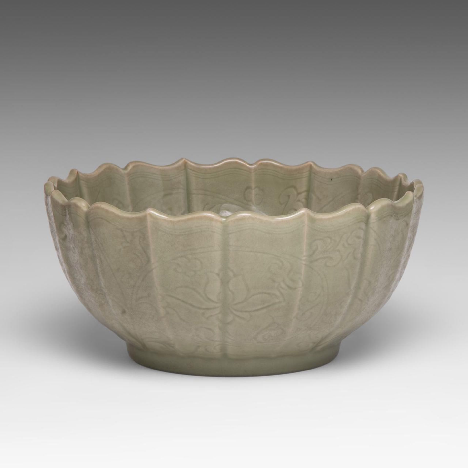 A large Chinese carved Longquan celadon bracket-lobed rim bowl, Ming dynasty, dia 31,5 - H 15 cm - Image 2 of 6